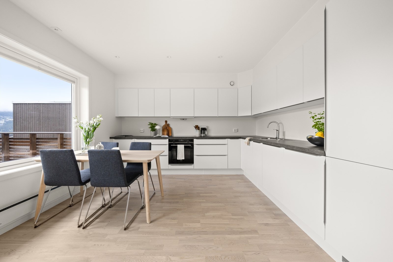 På kjøkkenet har du plass til spisegruppe og her kan du sitte og nyte måltidet mens du titter på flott utsikt Galleribilde