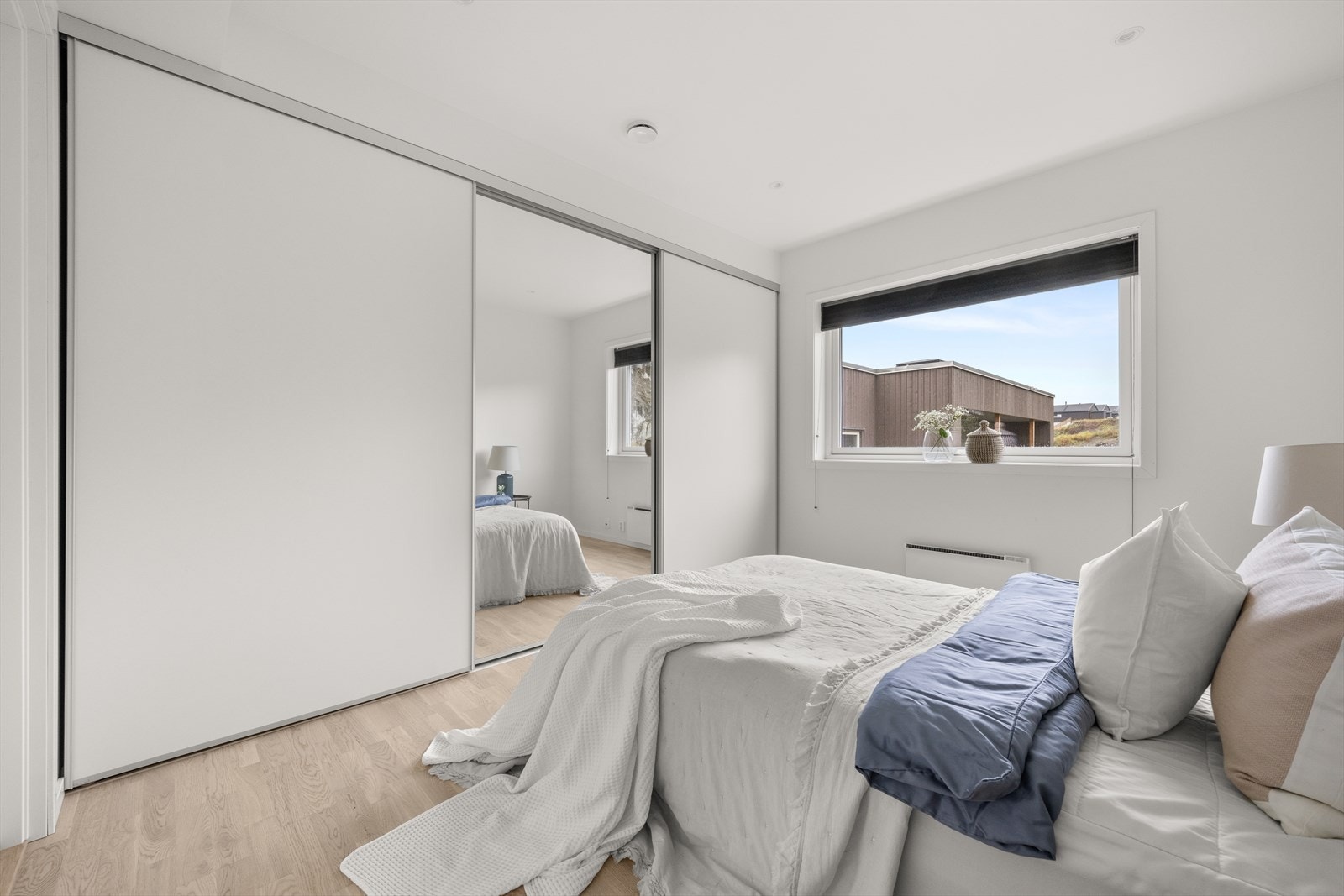 Stor skyvedørsgarderobe som har rikelig med oppbevaringsplass Galleribilde