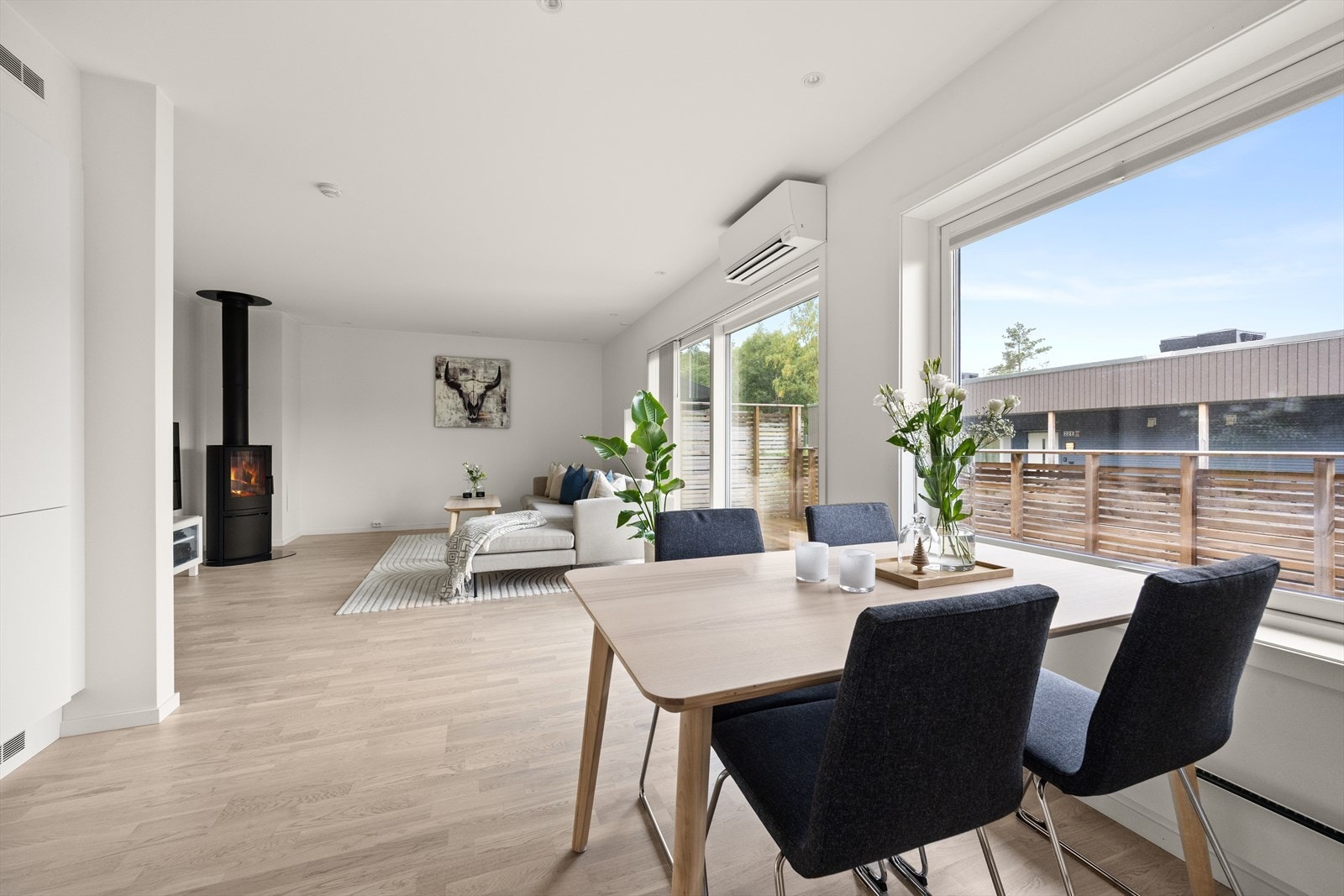 Varmepumpen har en optimal plassering mot gang som gir perfekt nytteverdi gjennom hele året med tilløp av aircondition og varme til alle rom Galleribilde