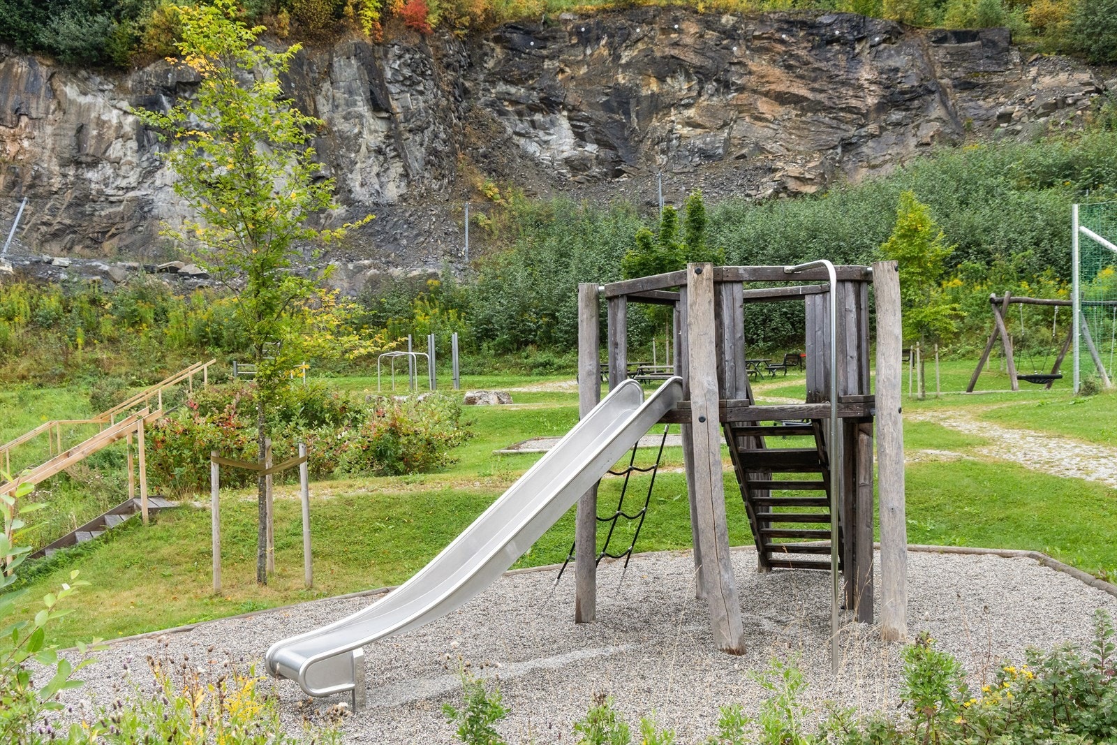 Klatrestativ med sklie til glede for de minste Galleribilde