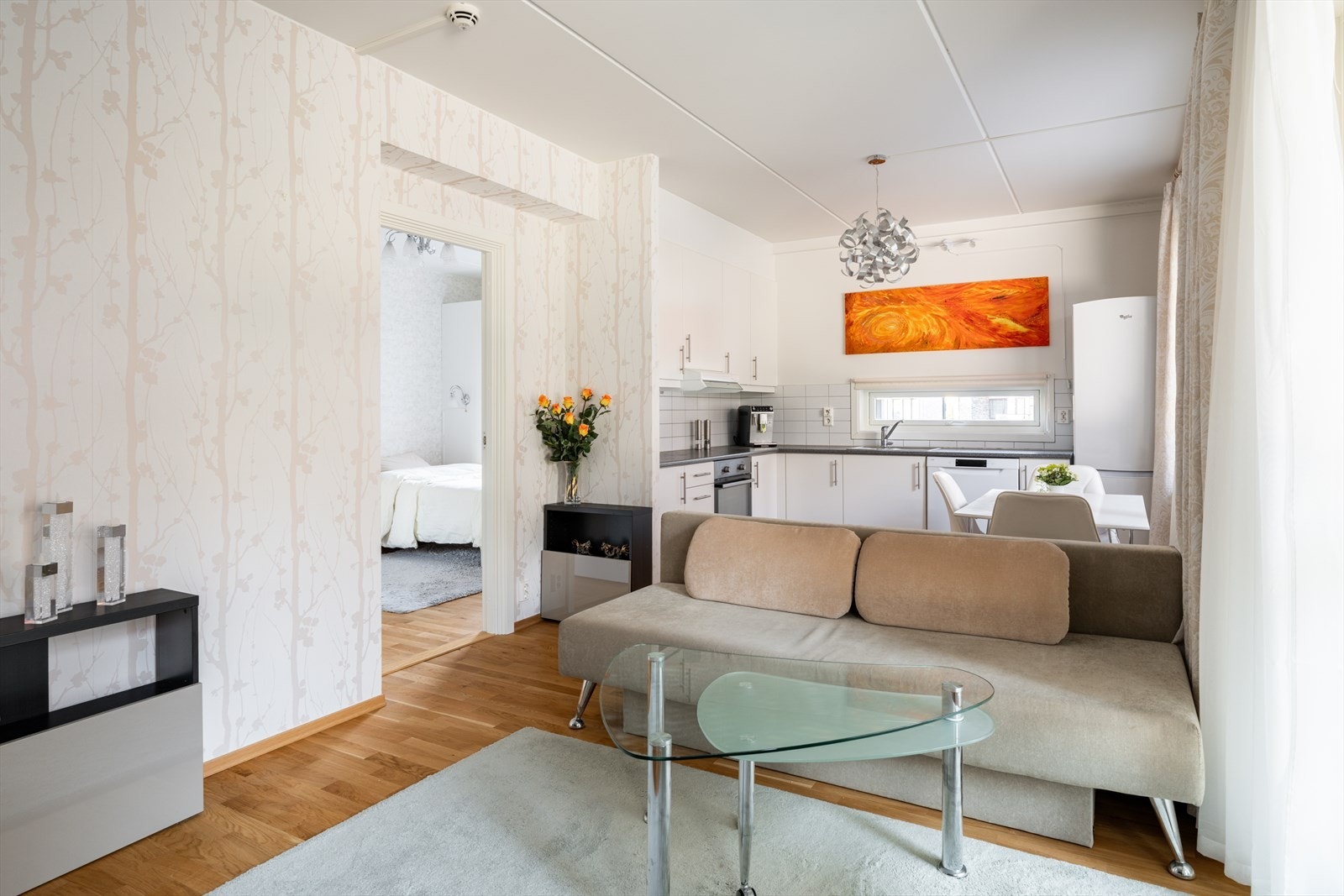 En innbydende og luftig stue med god takhøyde. Galleribilde