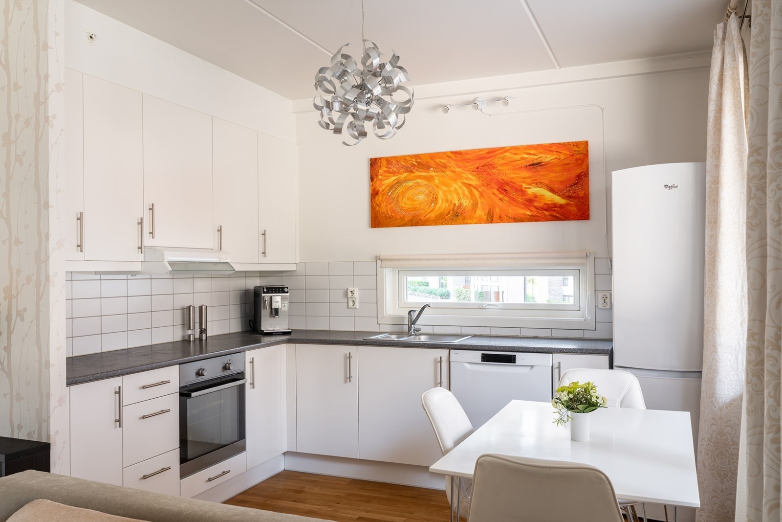 Det er godt med arbeidsplass på benken, noe som gjør kjøkkenet praktisk i bruk. Mulighet til å montere platetopp. Galleribilde