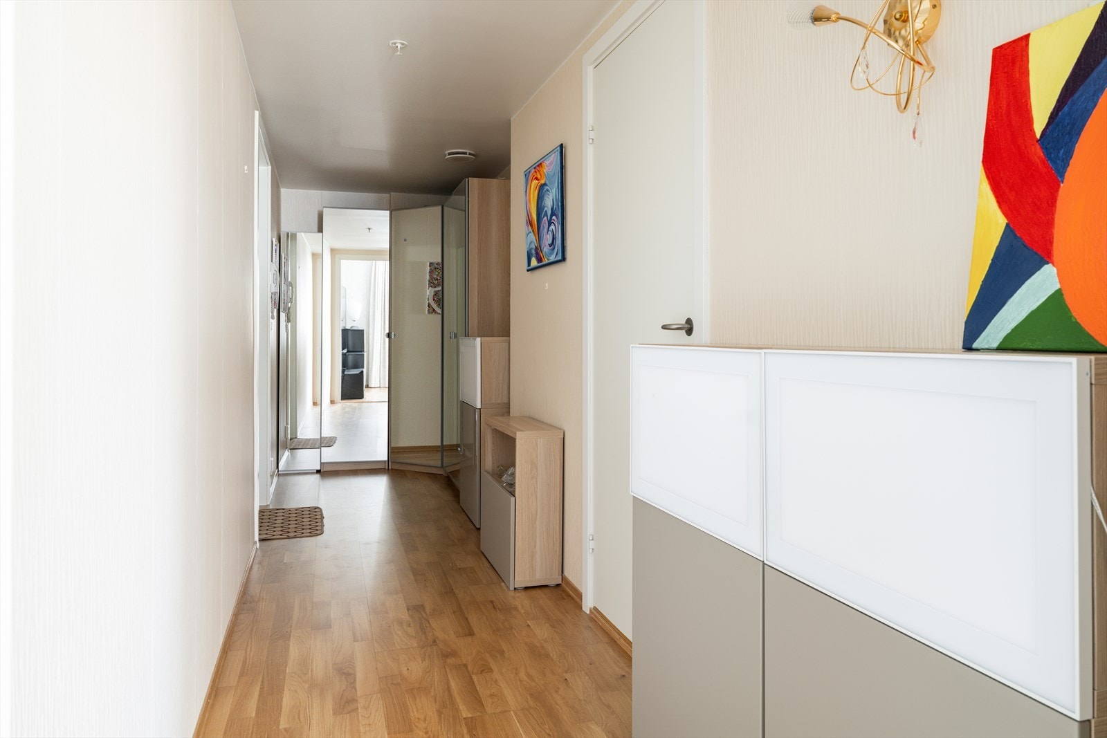 3-stavs eikeparkett er gjennomgående brukt i leiligheten. Galleribilde