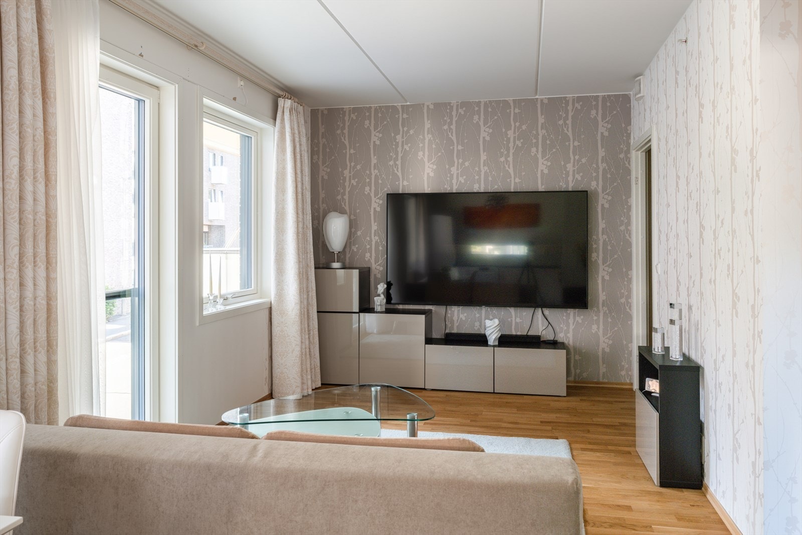 Rommet har naturlige soner for møblering og store vindusflater som slipper inn rikelig med dagslys. Galleribilde