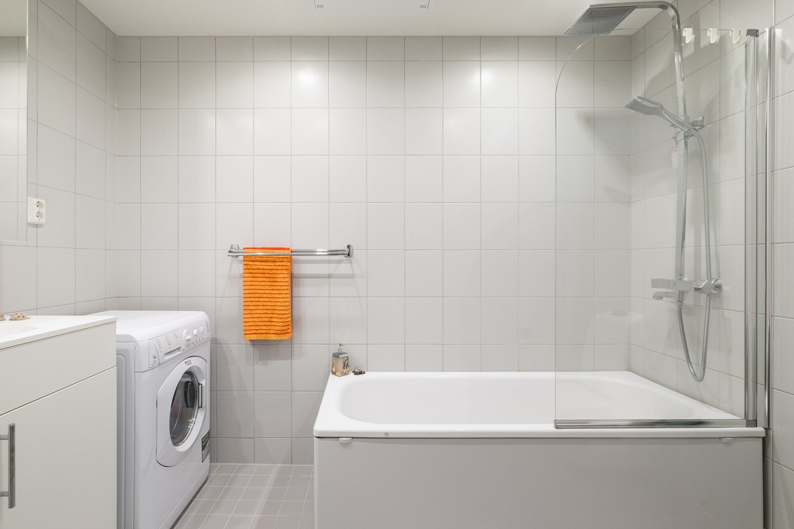 Pent flislagt bad med varmekabler i gulv. Galleribilde