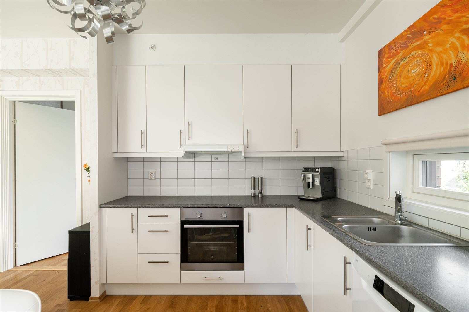 Innredningen er praktisk utformet med laminat benkeplater, nedfelt oppvaskkum og ettgreps armatur som gir et rent og ryddig utseende. Galleribilde