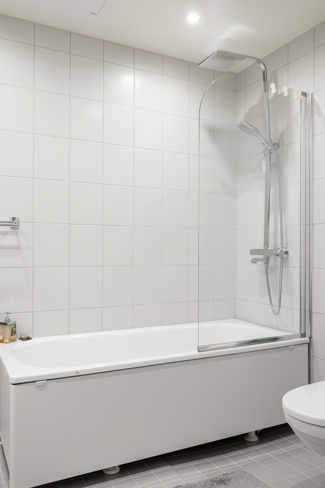 Badet er utstyrt med badekar med mulighet for dusj, servant med underskap, samt opplegg for vaskemaskin. Galleribilde