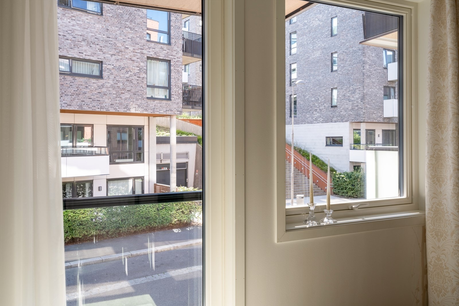 Fransk balkong som slipper inn rikelig med lys Galleribilde