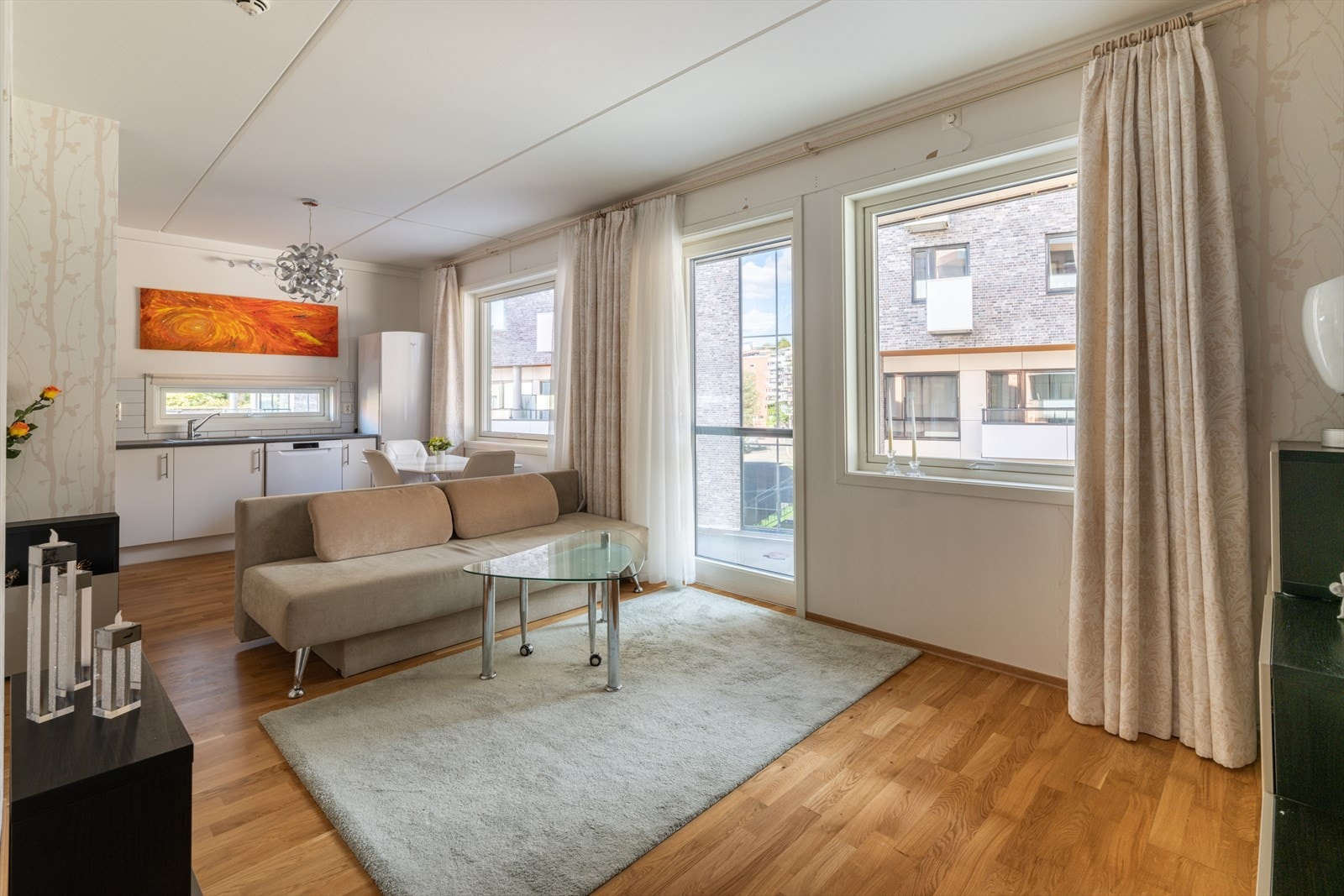 Daria Zuzanna Dymarska v. Emera Eiendomsmegling ønsker velkommen til Turbinveien 17. Galleribilde