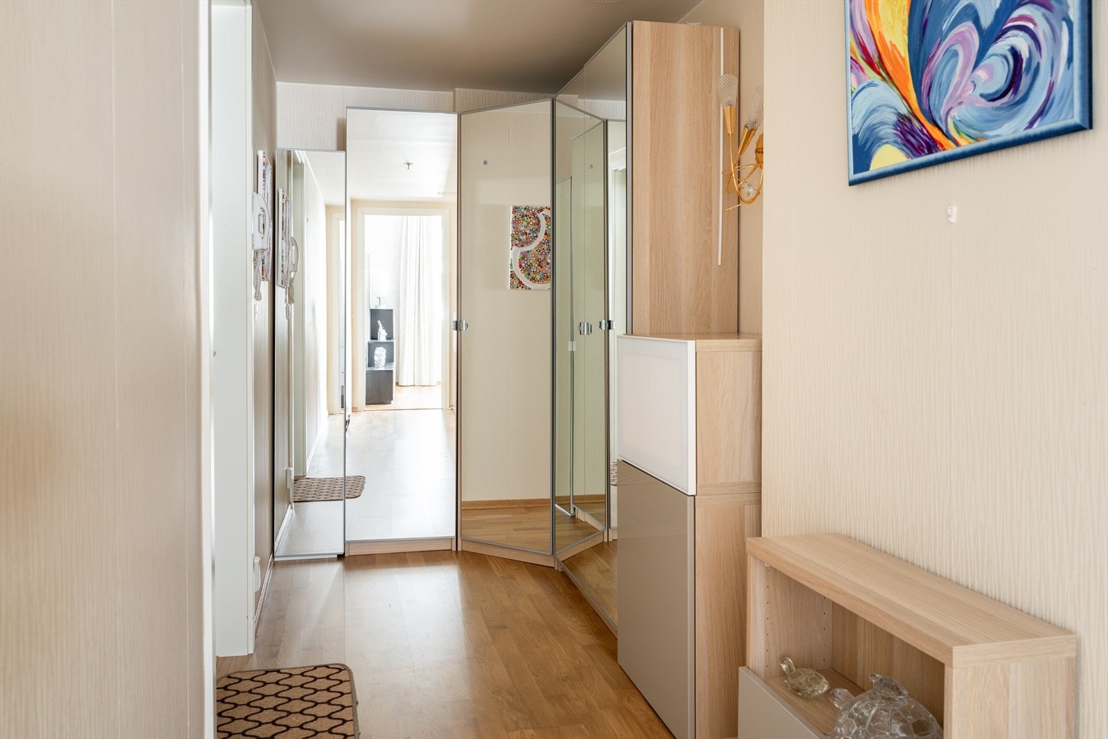 Innbydende entrè med godt med lagringsplass. Galleribilde