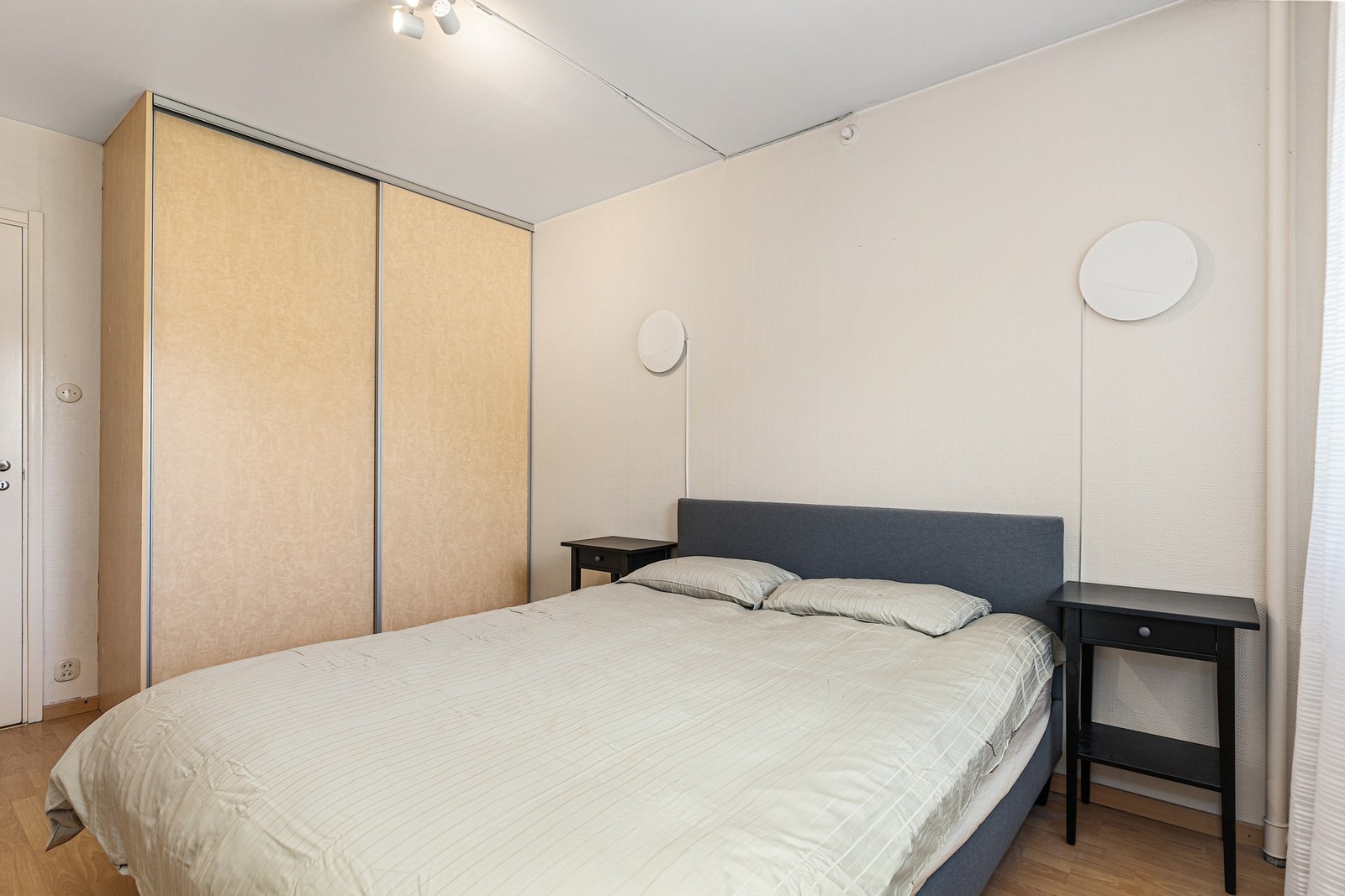 Soverom 1 - Videre har rommet et stort garderobeskap med rikelig med oppbevaringsplass Galleribilde