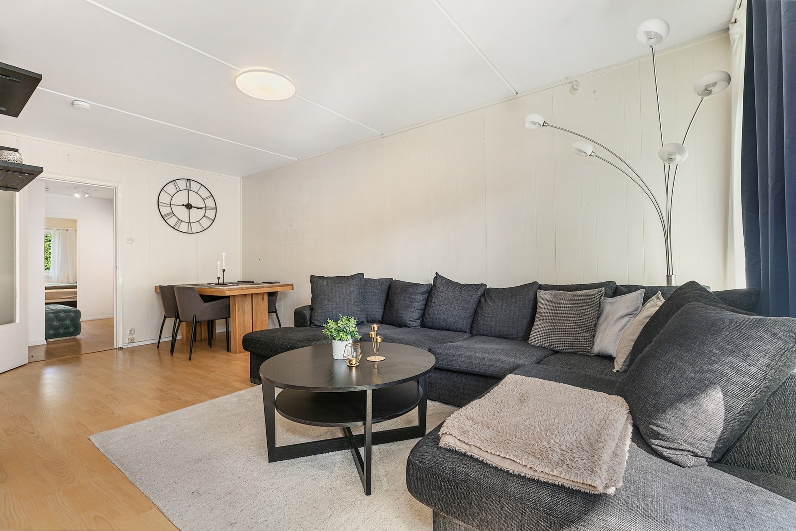 Stuen er romslig med god plass til å møblere i flere soner Galleribilde