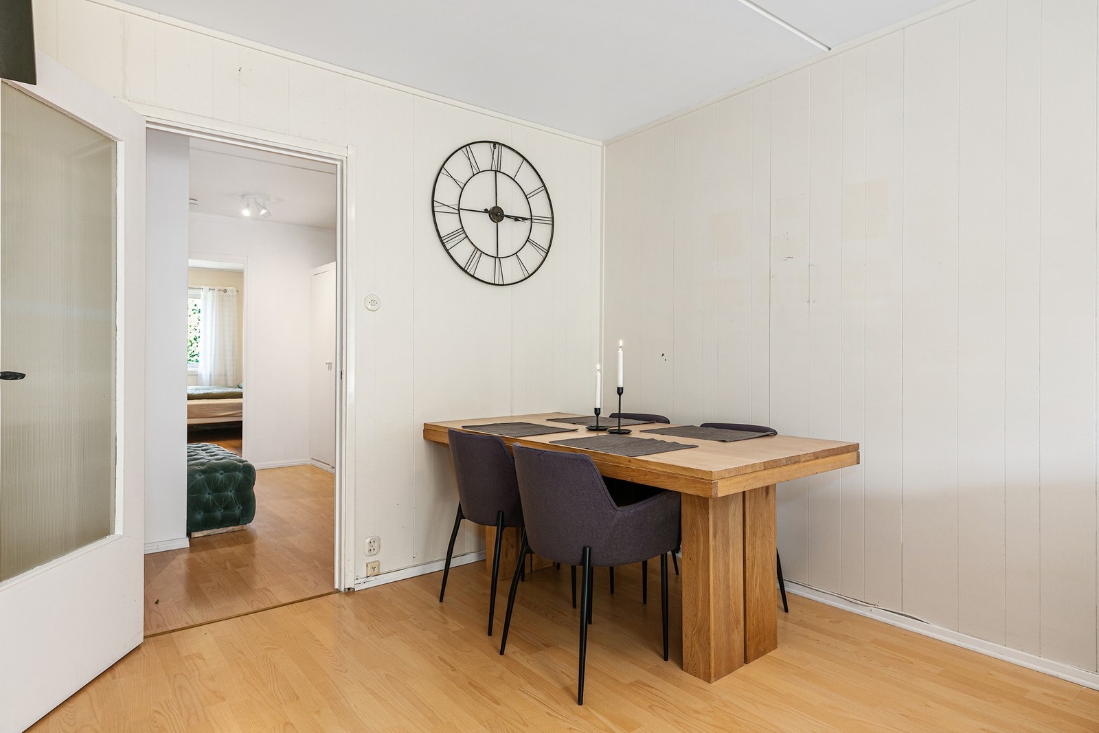 Det er også romslig nok til en hyggelig spisegruppe med plass til mange rundt bordet Galleribilde