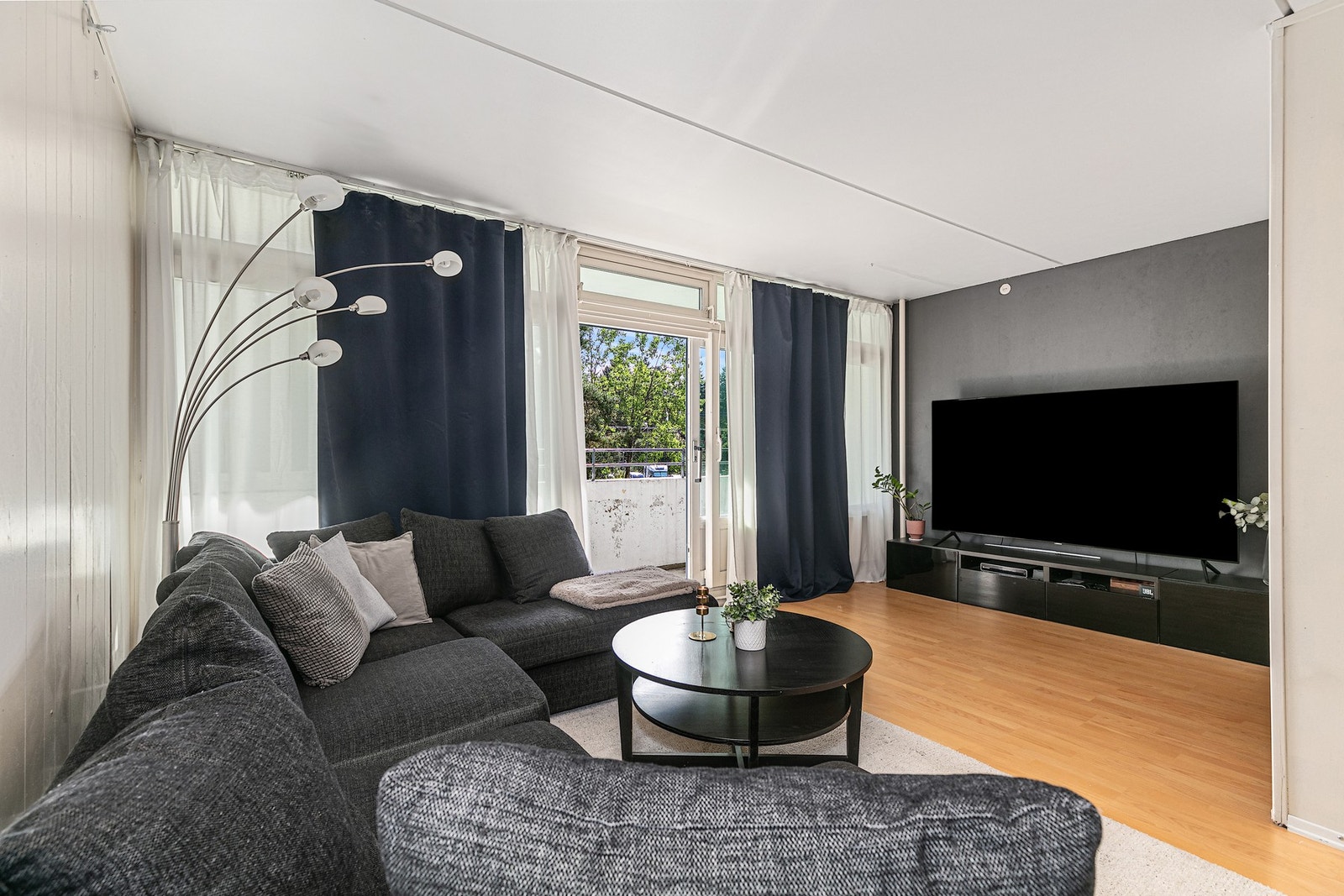Det er god plass til sofagruppe med tilhørende møblement og medievegg Galleribilde