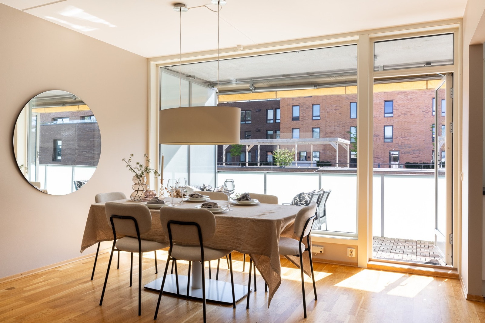 Store vindusflater fra gulv til tak. Galleribilde