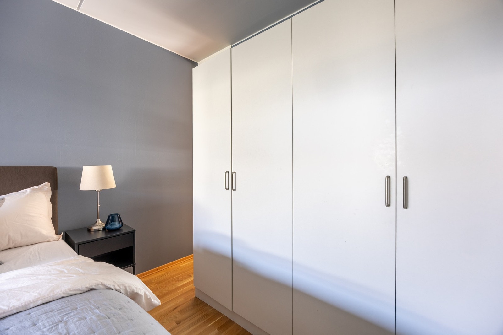 Oppbevaringsplass i medfølgende garderobeskap. Galleribilde