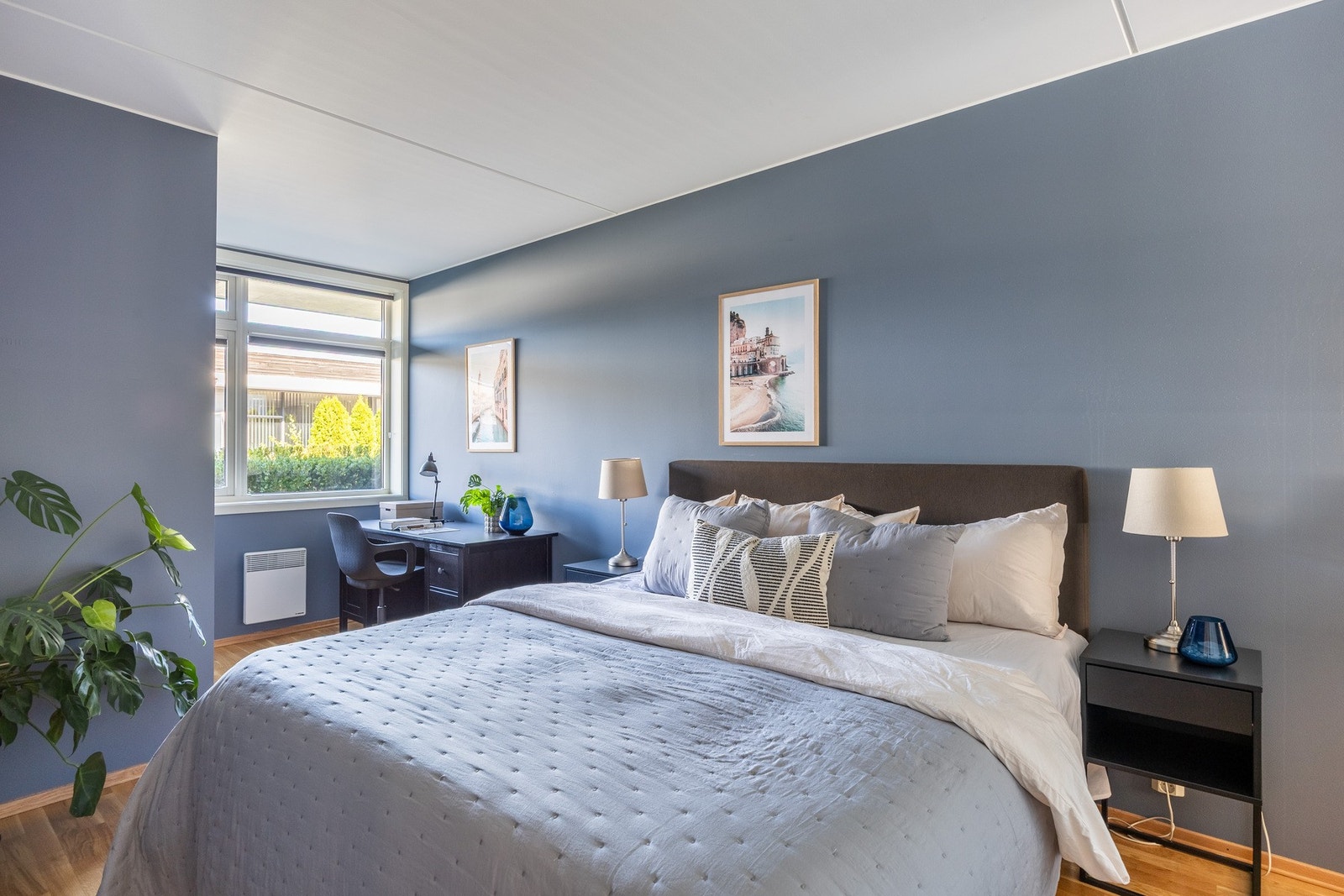 Hovedsoverommet er meget romslig med plass til stor dobbeltseng og tilhørende nattbord på hver side. Galleribilde