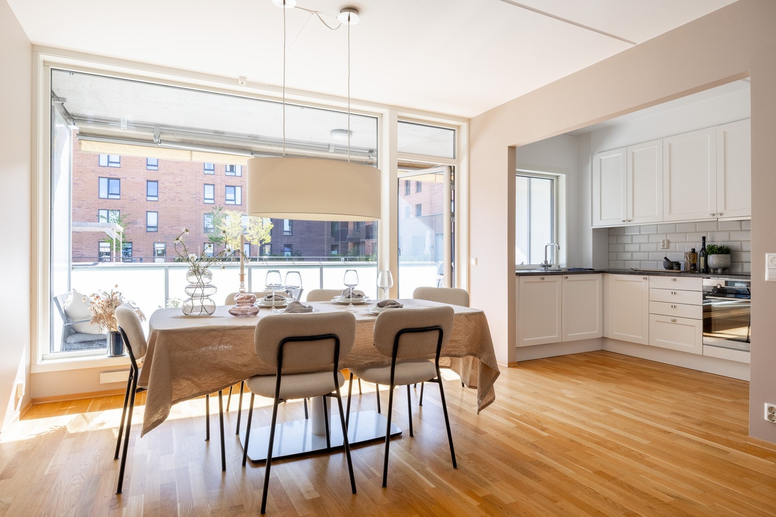 Det er en sosial åpen løsning mellom stuen og kjøkkenet. Galleribilde