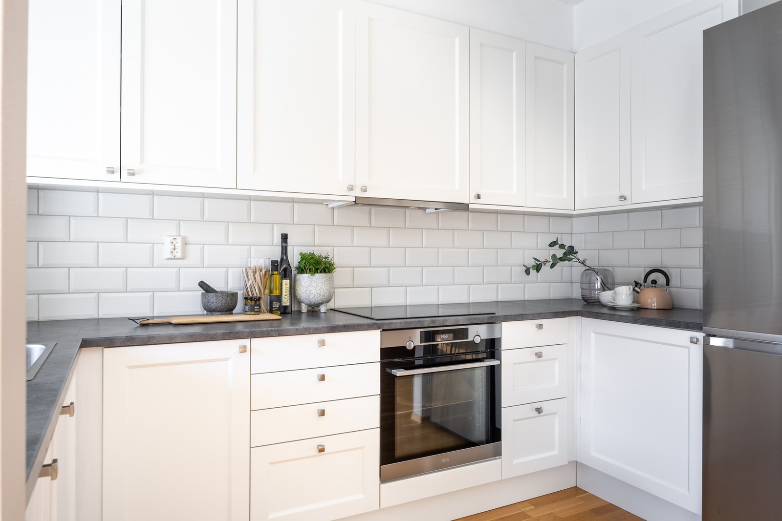 Kjøkkenet har en fin kombinasjon av skap- og benkeplass for både oppbevaring og matlaging. Galleribilde