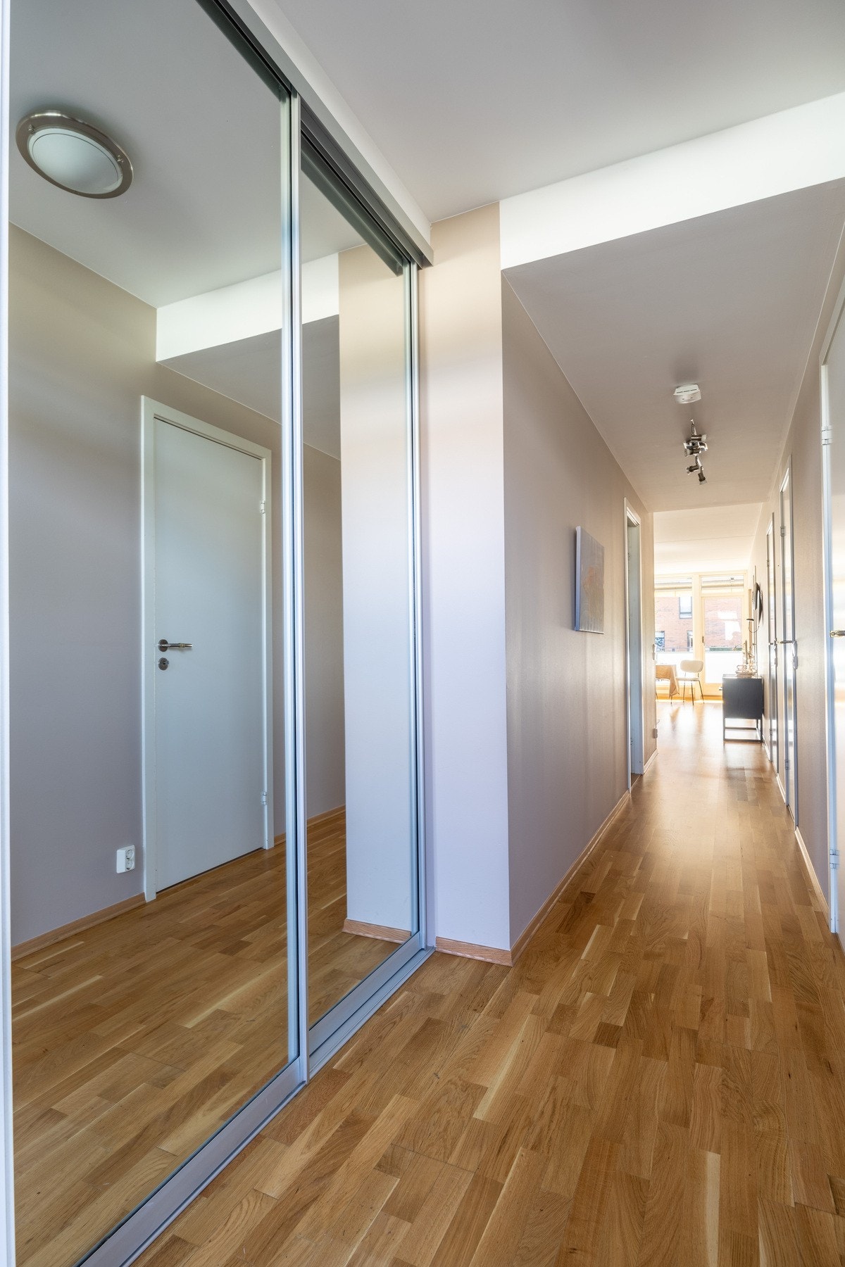 Det er god plass for oppbevaring i store skyvedørsgarderobe i entréen. Galleribilde