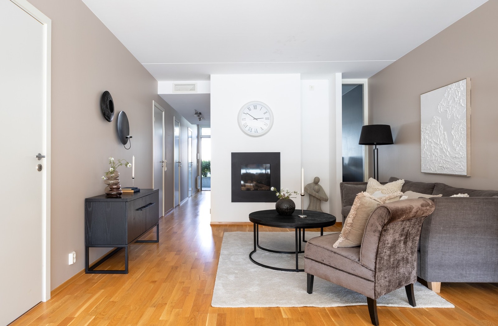 Overflatene er malt i moderne fargetoner og på gulvet er det parkett. Galleribilde