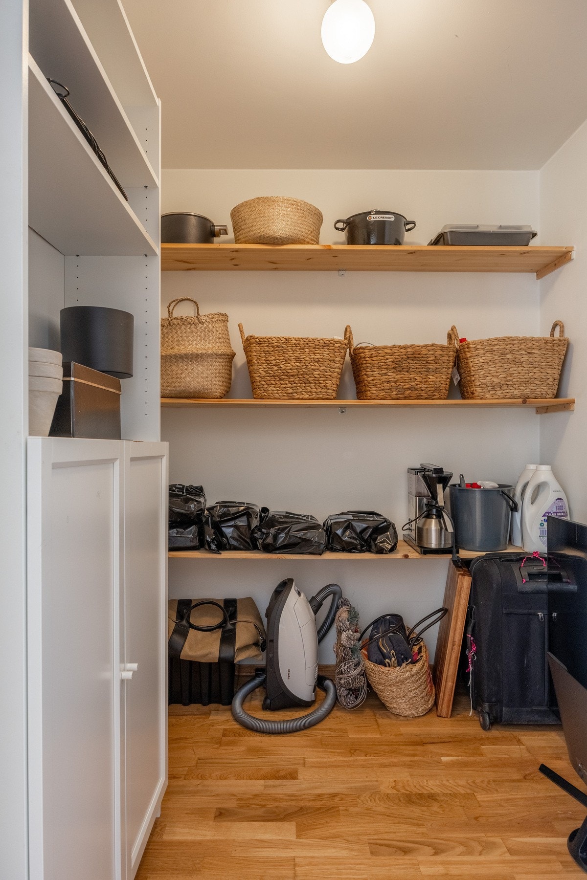 Praktisk innvendig bod, samt disponibel kjellerbod på 5 kvm. Galleribilde