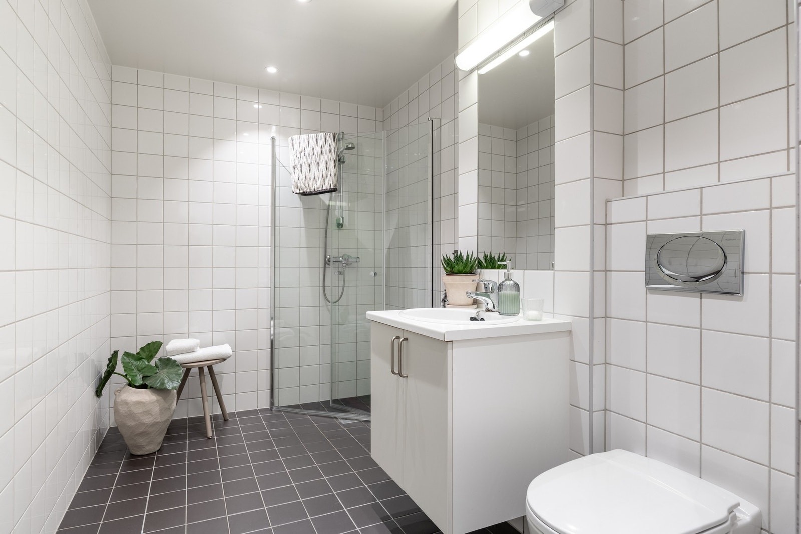 Videre har leiligheten et pent helfliset bad fra byggeår (2010). Galleribilde