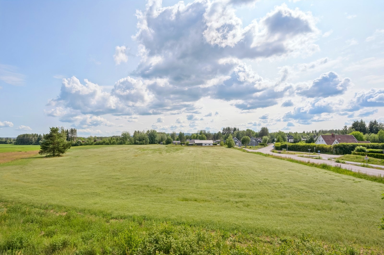 Pr. idag er eiendommen bebygd med en eldre, frittstående garasje, og eiendommen består i følge Nibios' gårdskart av 14,9 daa fulldyrket jord, 0,3 daa skog, 0,7 daa annet markslag og 2 daa bebygd areal-hvorav i underkant av ca. 1,3 daa er der garasjen står Galleribilde