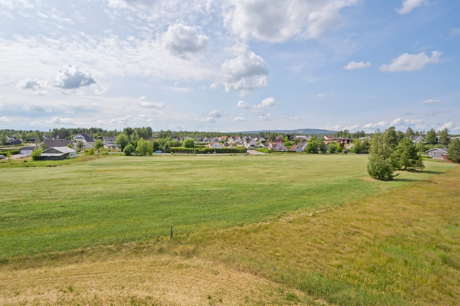 Fra eiendommen er det kort vei til flotte, utstrakte tur- og friluftsområder i Grundsetmarka - sommer som vinter. Her finner man merkede stier i variert terreng og skispor/lysløype. Galleribilde