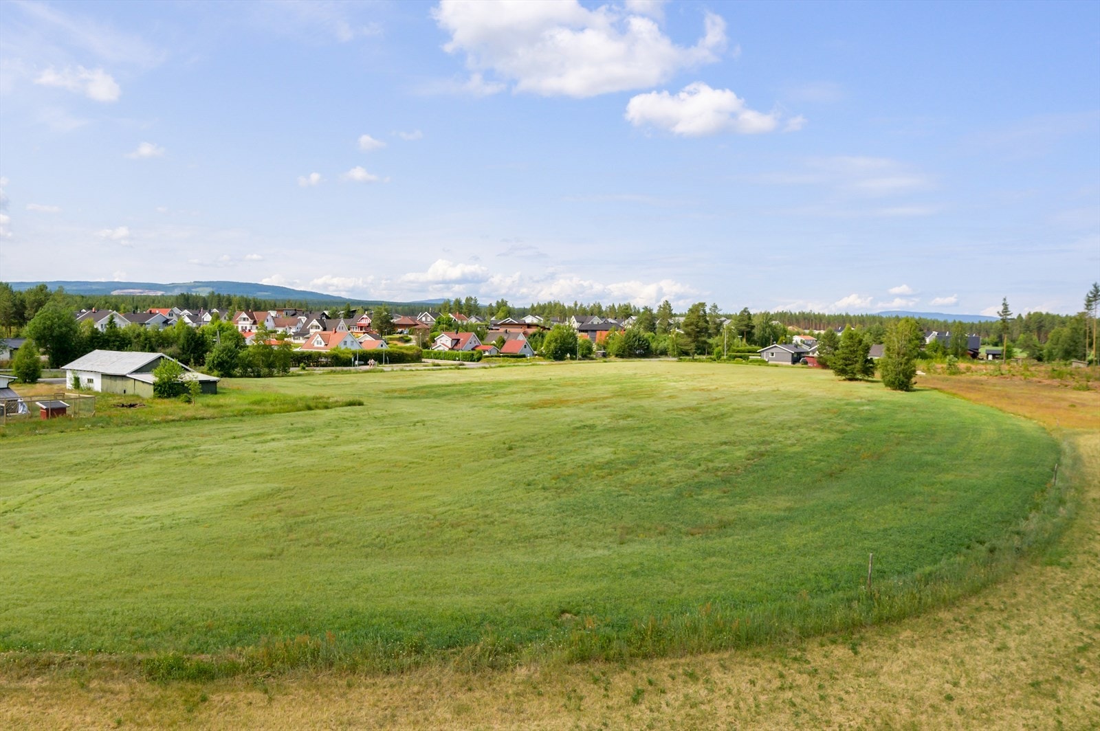 Eiendommen ligger i kort avstand fra butikker og forretninger på Grindalsmoen. Det er også kort vei til barnehage og barneskole, og holdeplass for bybuss ligger rett ved. Galleribilde