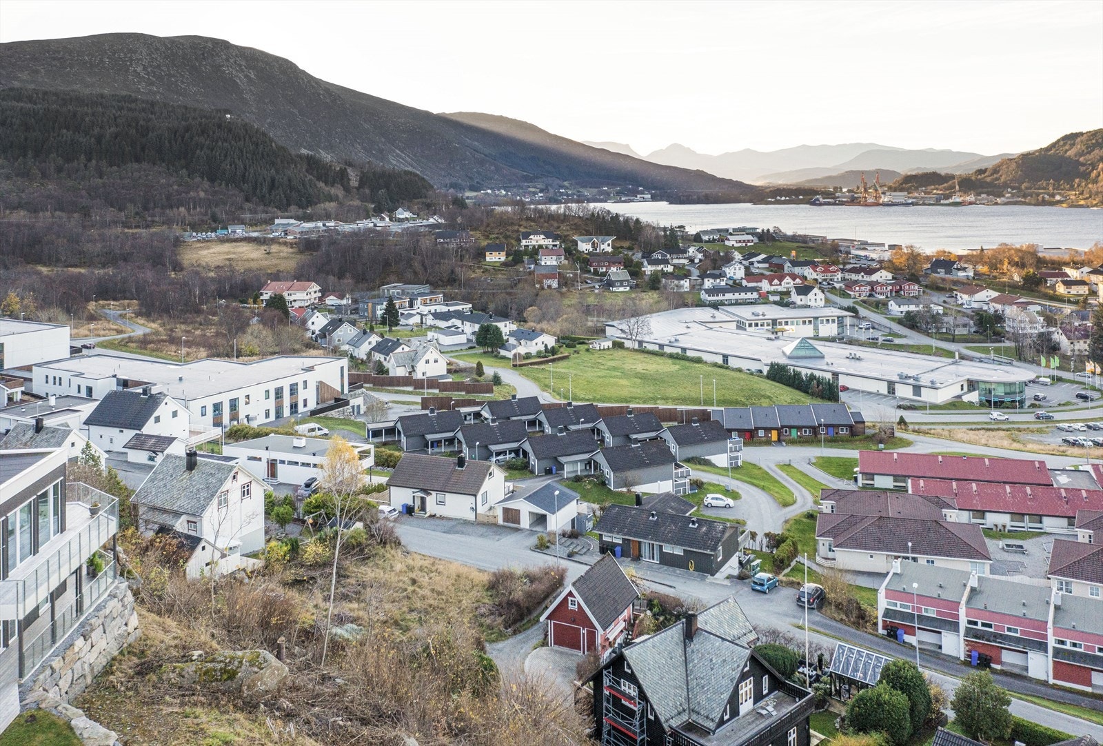 Tomten er sørvest vendt med gode solforhold og flott utsikt! Galleribilde