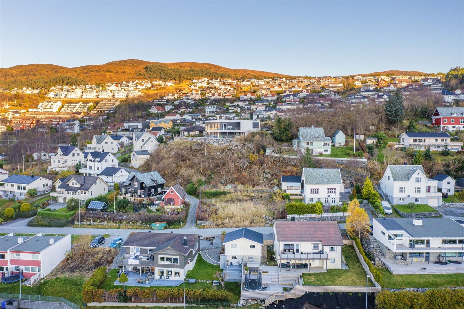 T'omten er regulert til boligformål med 30% utnyttelsesgrad. (Det er tidligere godkjent et bygg på 470 kvm på eiendommen). Galleribilde