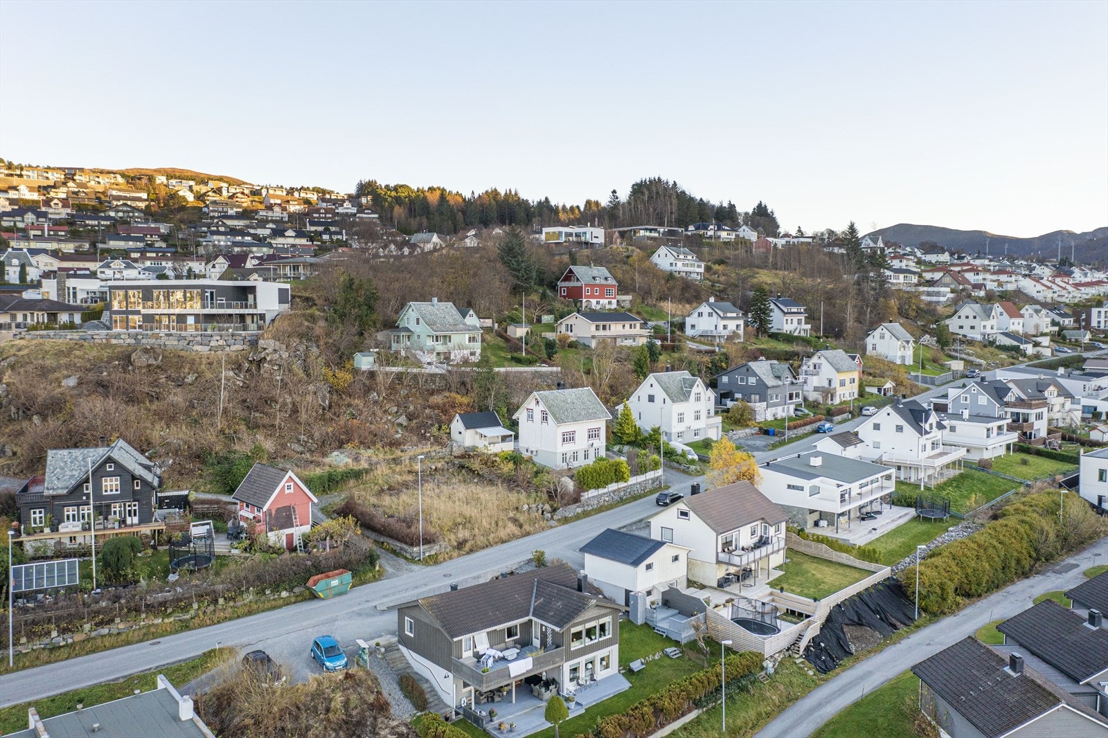 Fra eiendommen er det kort vei til skole, barnehage, turområder, idrettsanlegg og alle sentrumsfasiliteter Galleribilde