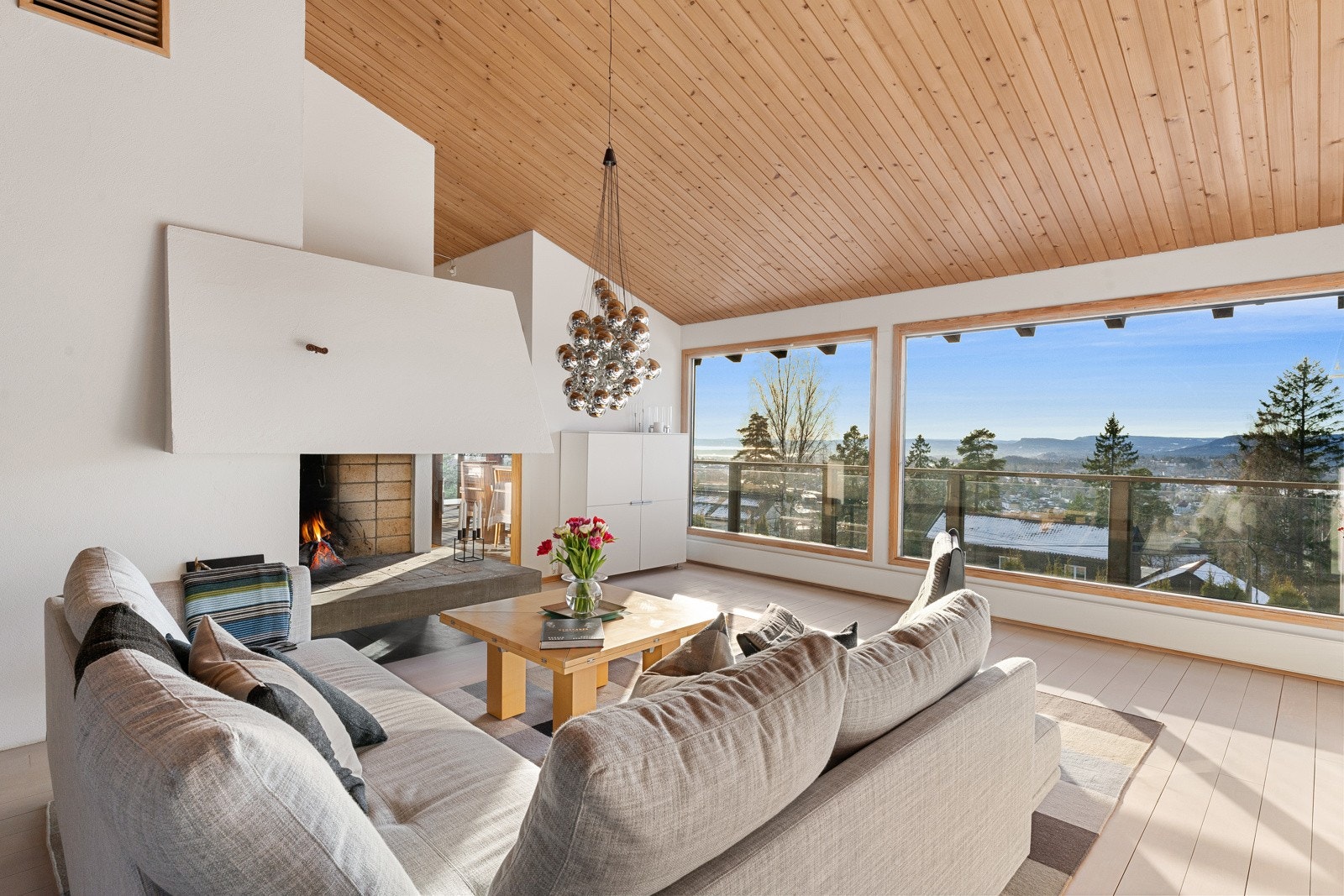 Lys og luftig stue i øverste etasje - et nydelig rom med delvis åpen løsning inn mot kjøkkenet. Galleribilde