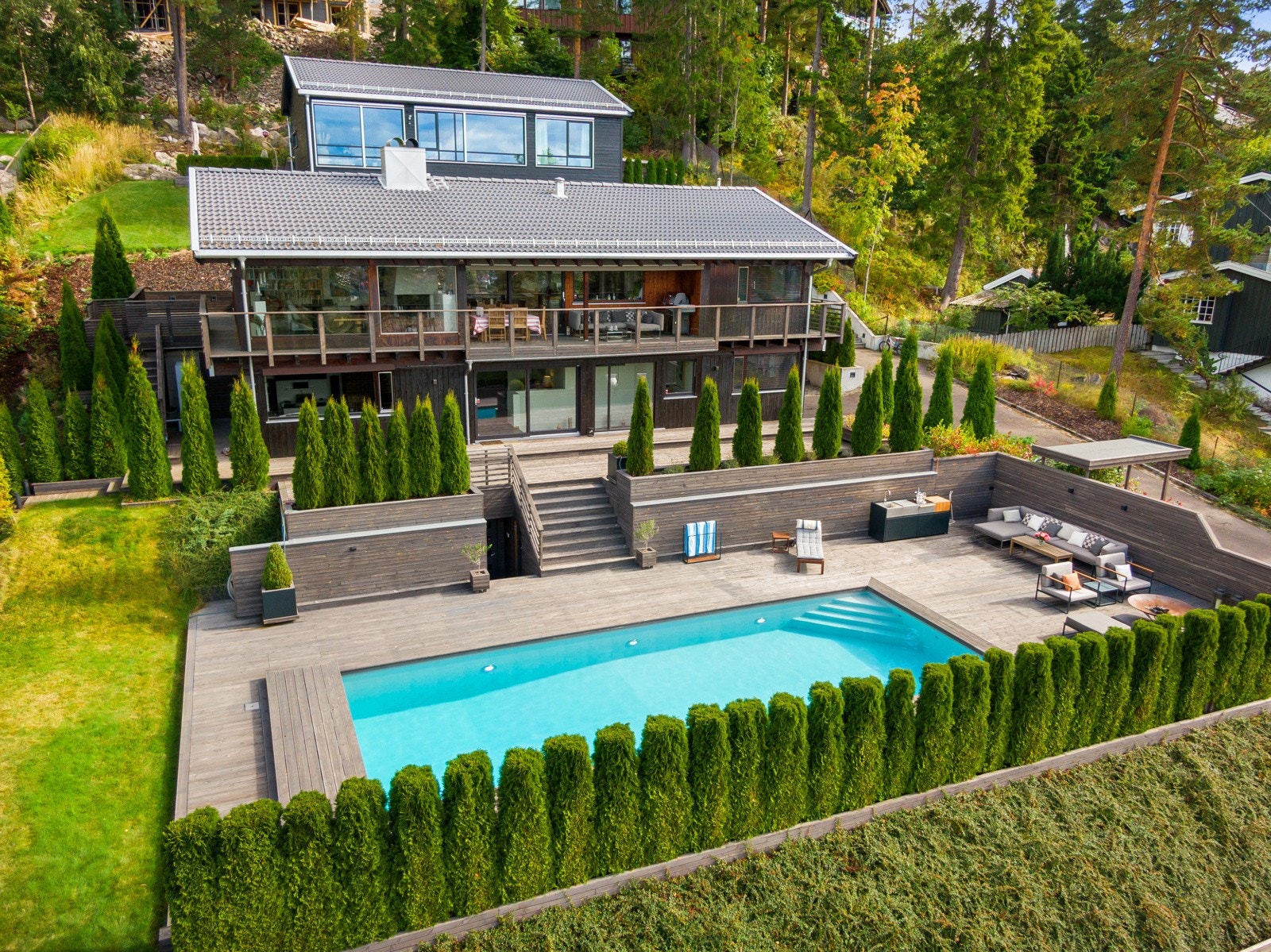 Eiendommen er meget pent opparbeidet med plen, hekk, prydbusker og diverse beplantning. Galleribilde