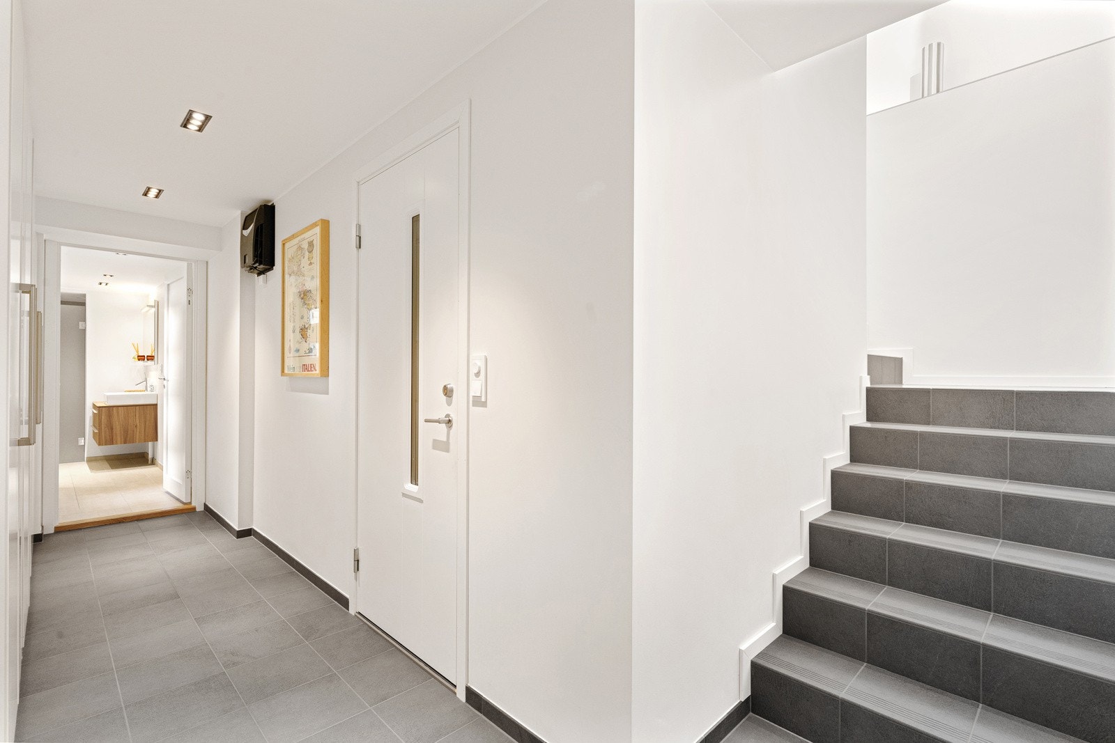 Trapp ned til underetasje med vinrom og spaavdeling i underetasjen. Galleribilde