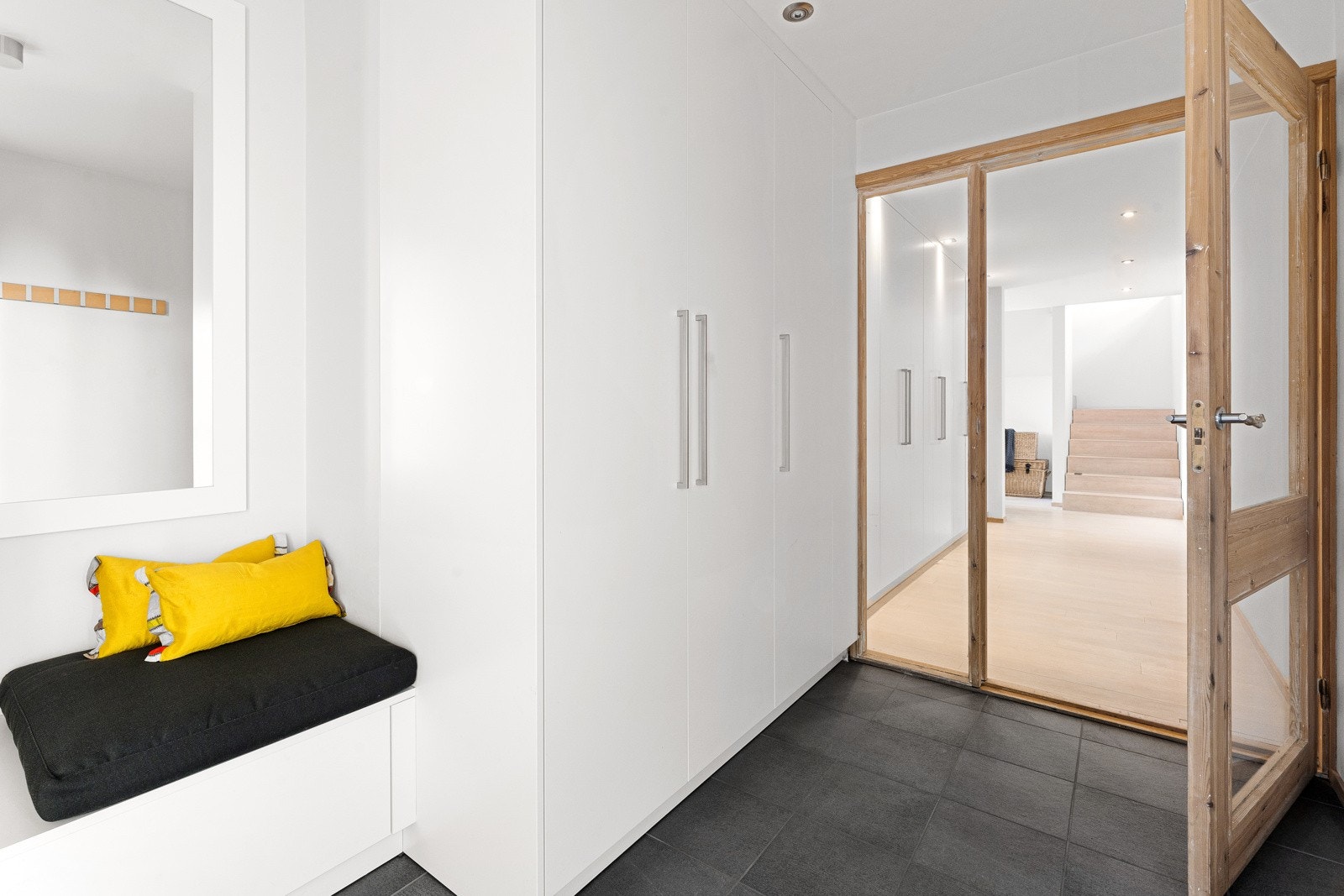 Hovedinngang med hall 1 etasje - garderobeskap fra Kvänum. Galleribilde