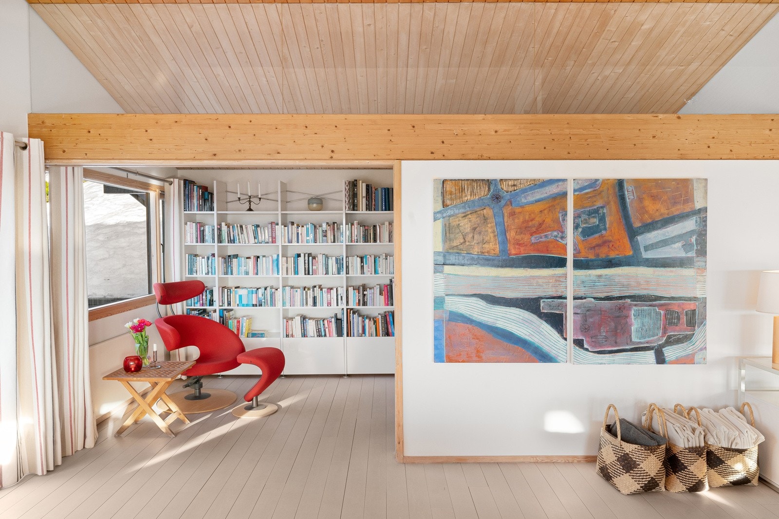 I den ene enden er det bibliotek/kontor med skyvedør inn mot stuen. Galleribilde