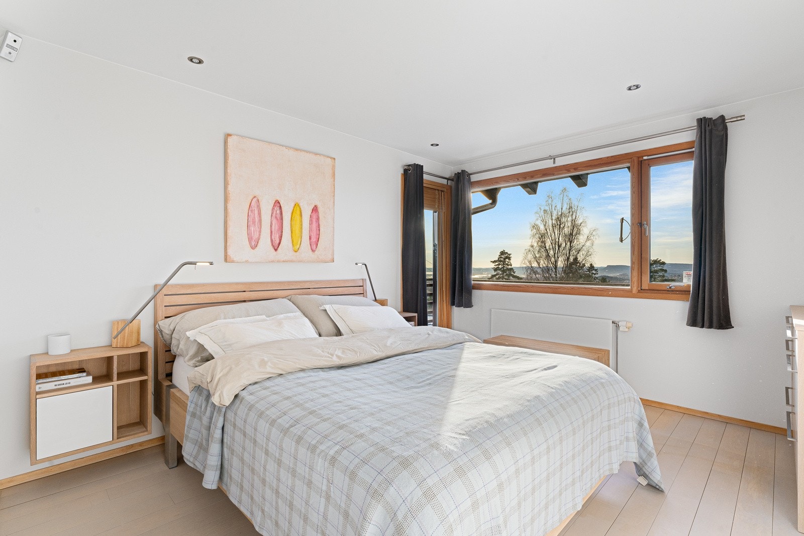 Master soverom med garderobeskap og skuffeseksjon fra Kvänum. Galleribilde