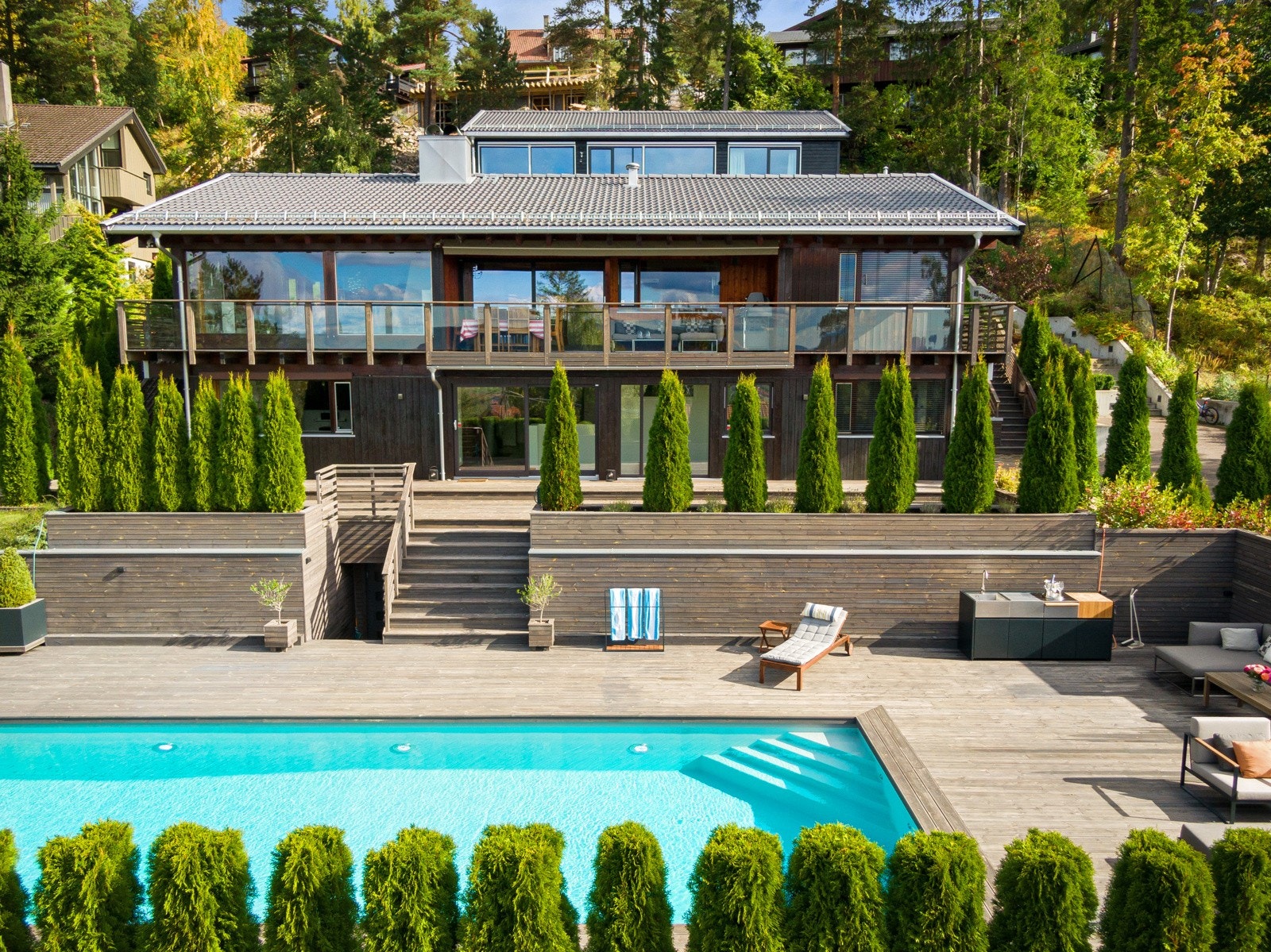 Eiendommen ruver høyt i terrenget, som gir fantastisk utsikt. Flotte, solrike uteområder med veranda, terrasser og grillområde. Galleribilde