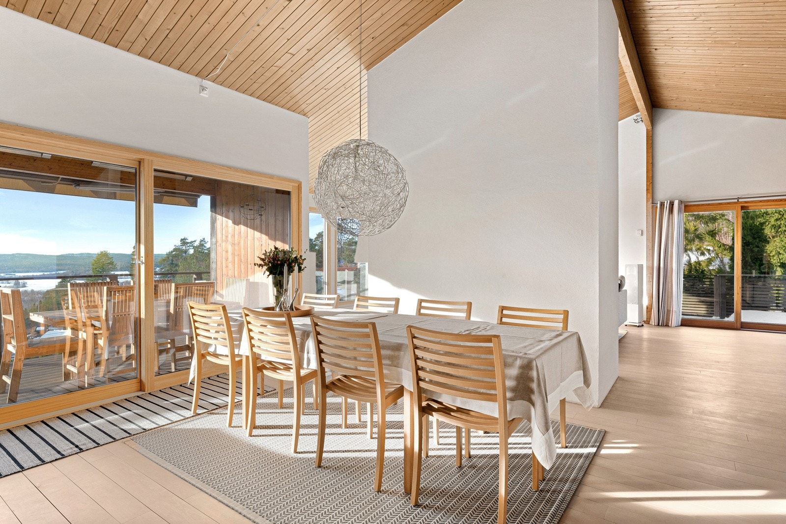 Fra spisestuedelen er det skyvedører i glass ut mot verandaen, noe som gjør det enkelt å ta med måltidene ut på fine dager. Galleribilde