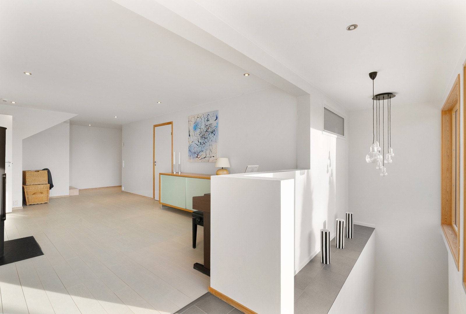 Fra peisstuen er det adkomst til underetasjen og til garasjeanlegg. Galleribilde