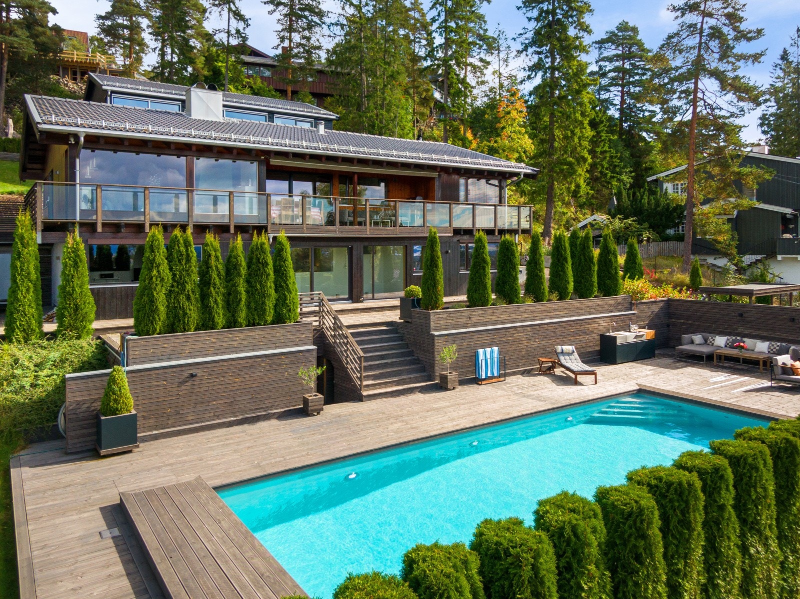 Velkommen til en stor, velholdt enebolig med en fantastisk beliggenhet i Holmenkollen. Galleribilde