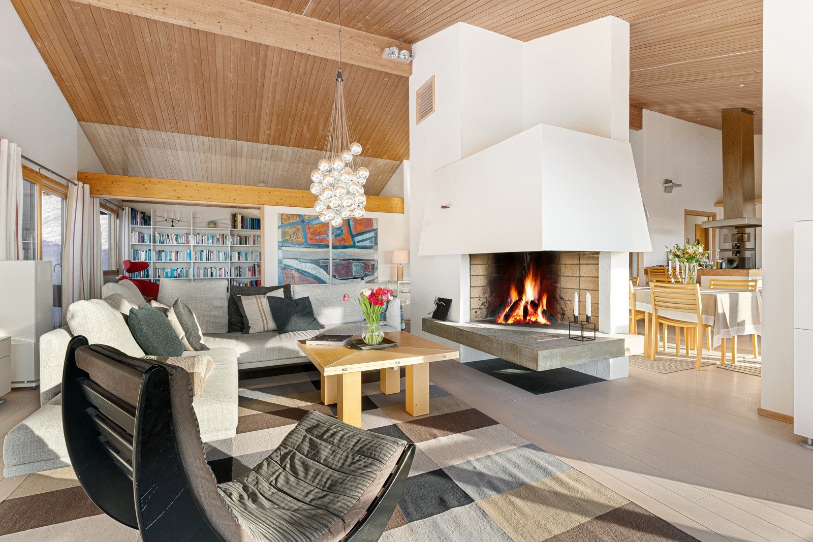 Ekstra takhøyde gir en luftig og fin romløsning, og stuen har også en stemningsfull, åpen peis. Galleribilde