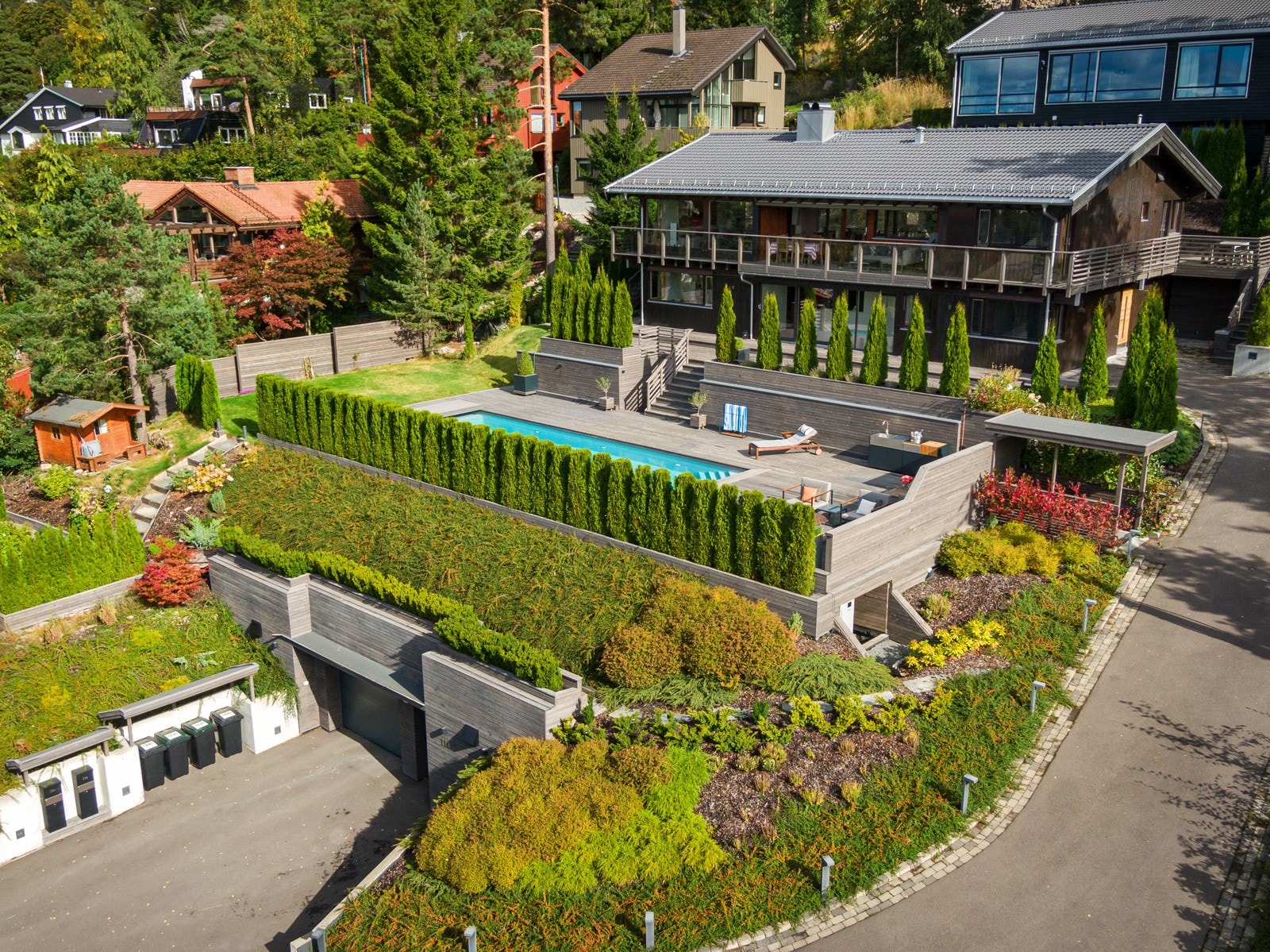 Boligen ble omfattende oppusset innvendig i 2004 og utvendig (tak, vinduer, terrasser, basseng og garasje med tilgang til boligen) i 2016/17. Galleribilde