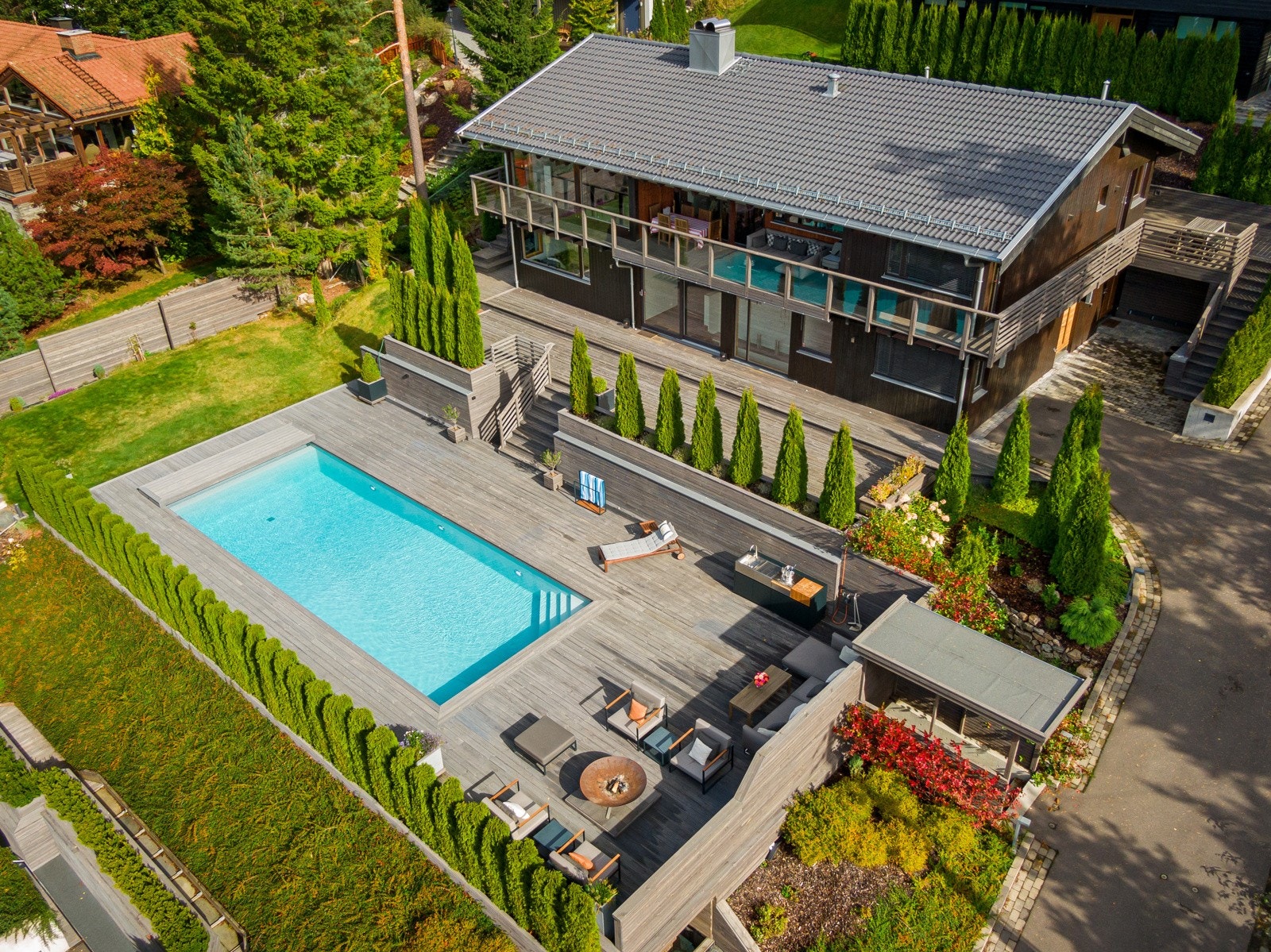Huset er tegnet av arkitekt Harald Hille. På sommerstid er dette et eldorado for familien. Galleribilde