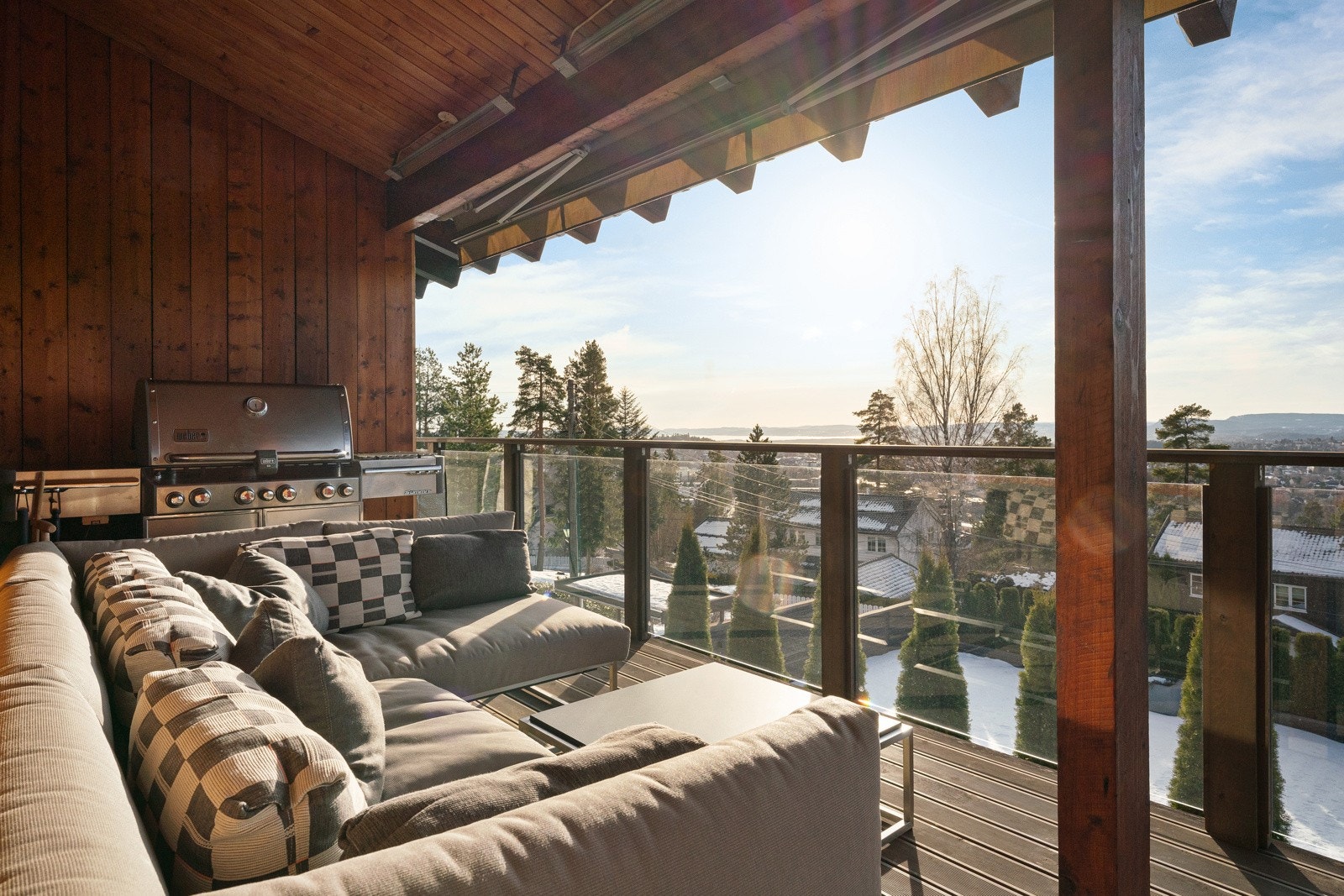 Det er en lun, overbygd veranda med utgang fra spisestuen. Galleribilde