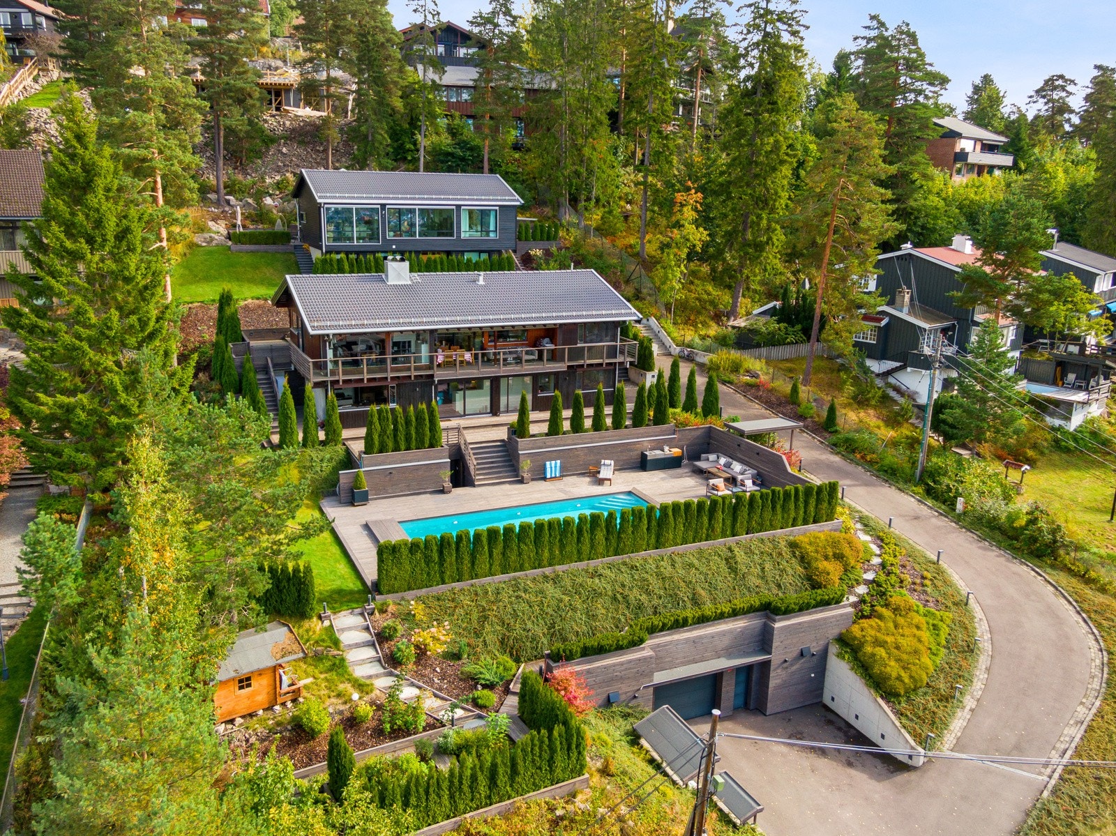 Det er bred kjøreadkomst med el-kabler opp til boligen. Galleribilde