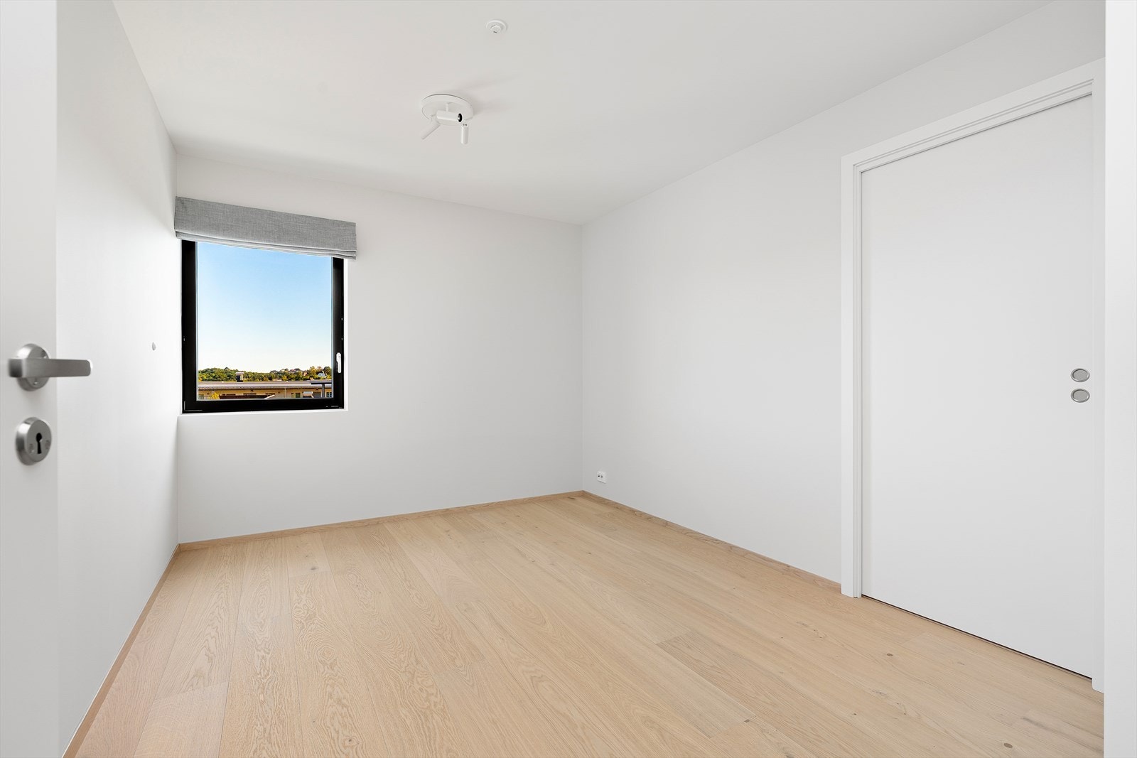 Hovedsoverom med adkomst til walk in closet. Galleribilde