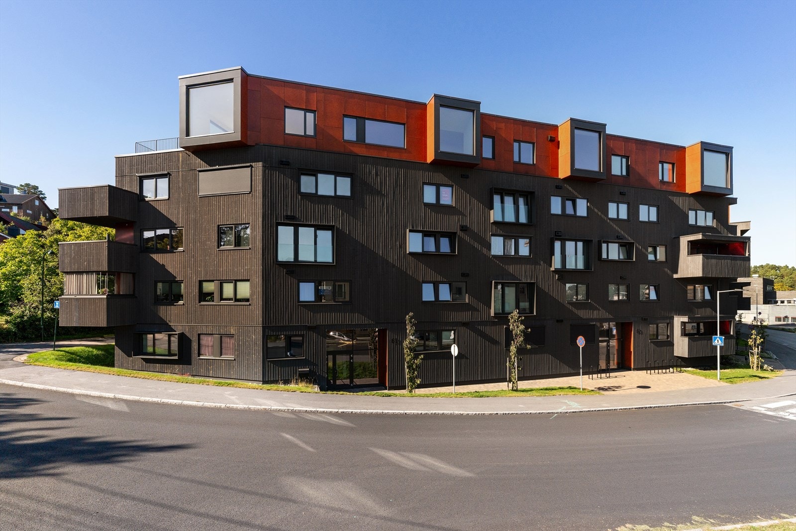 Moderne fasade mot Vågsbygd Ringvei. Galleribilde